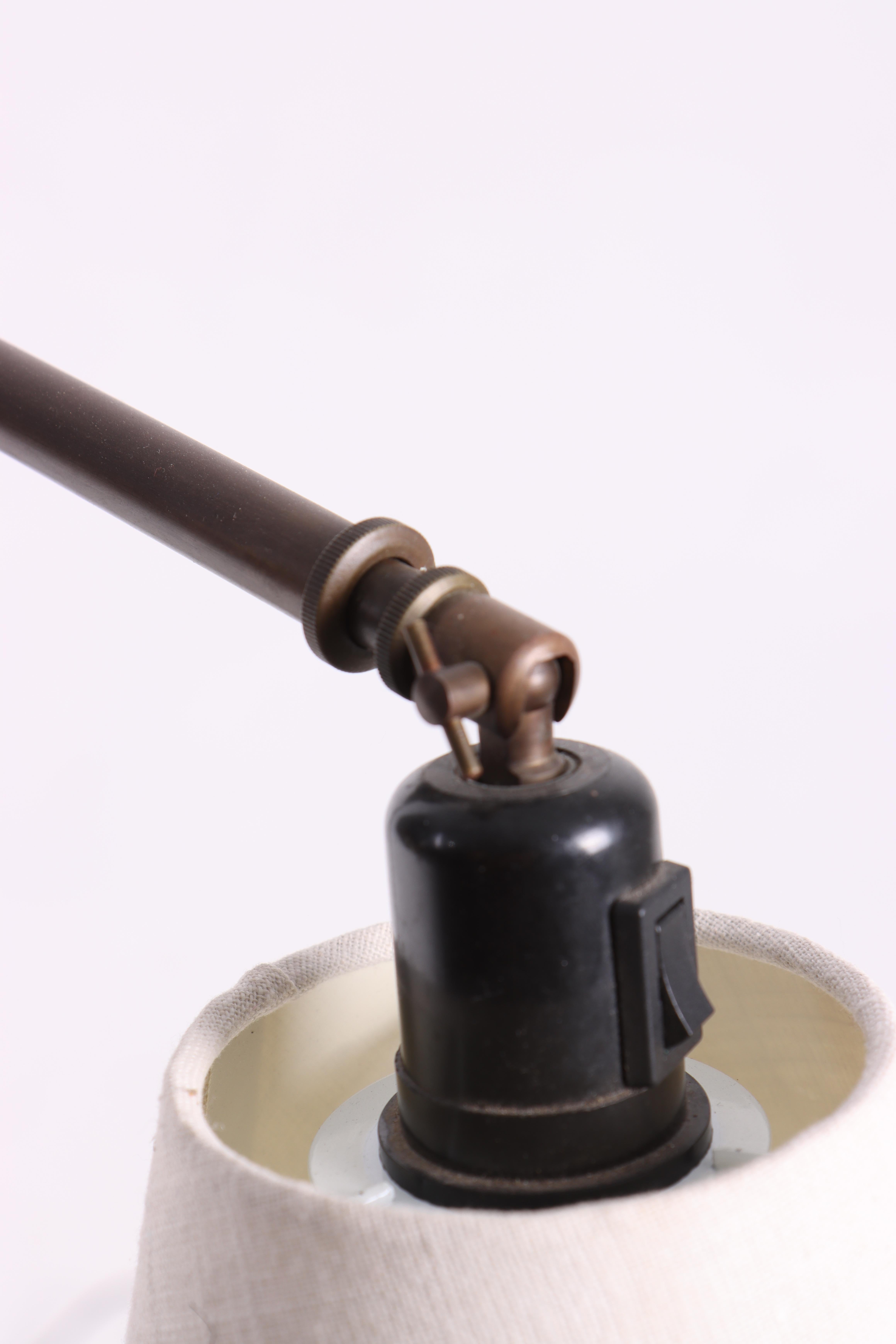 Rara lampada danese in ottone del 1940 con design regolabile da tavolo o da terra, US P In condizioni buone in vendita a Lejre, DK