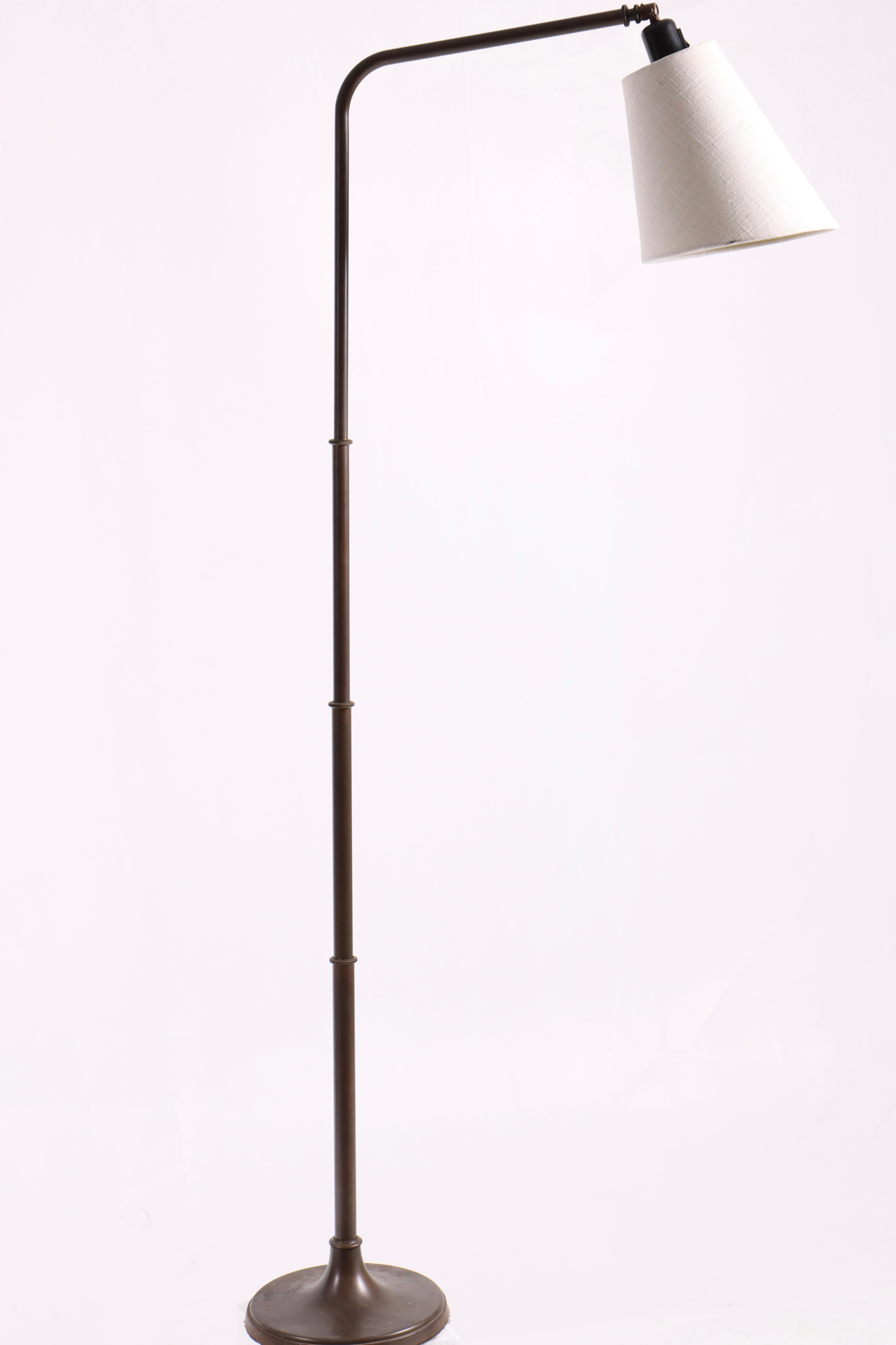 Metà XX secolo Rara lampada danese in ottone del 1940 con design regolabile da tavolo o da terra, US P in vendita