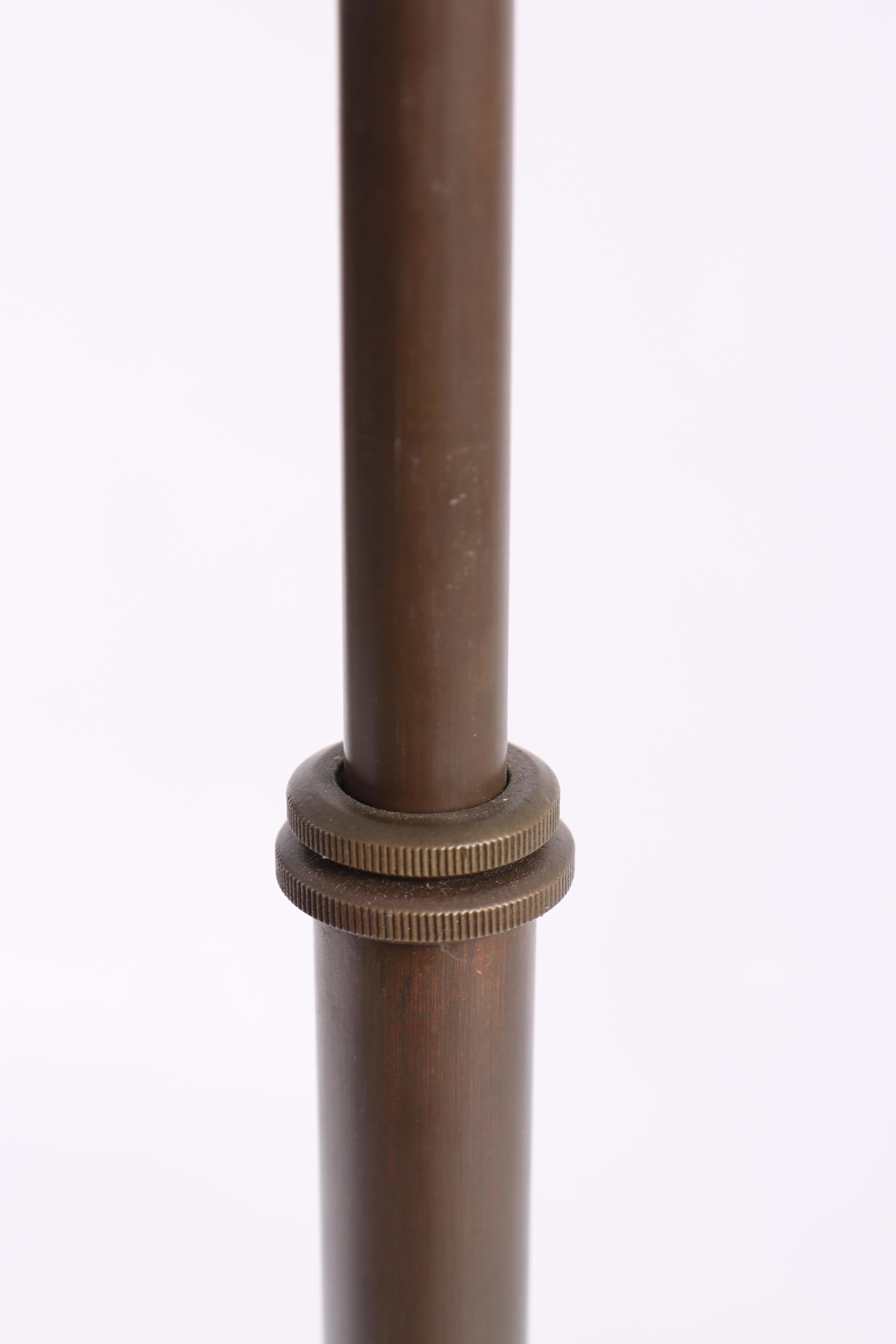 Ottone Rara lampada danese in ottone del 1940 con design regolabile da tavolo o da terra, US P in vendita