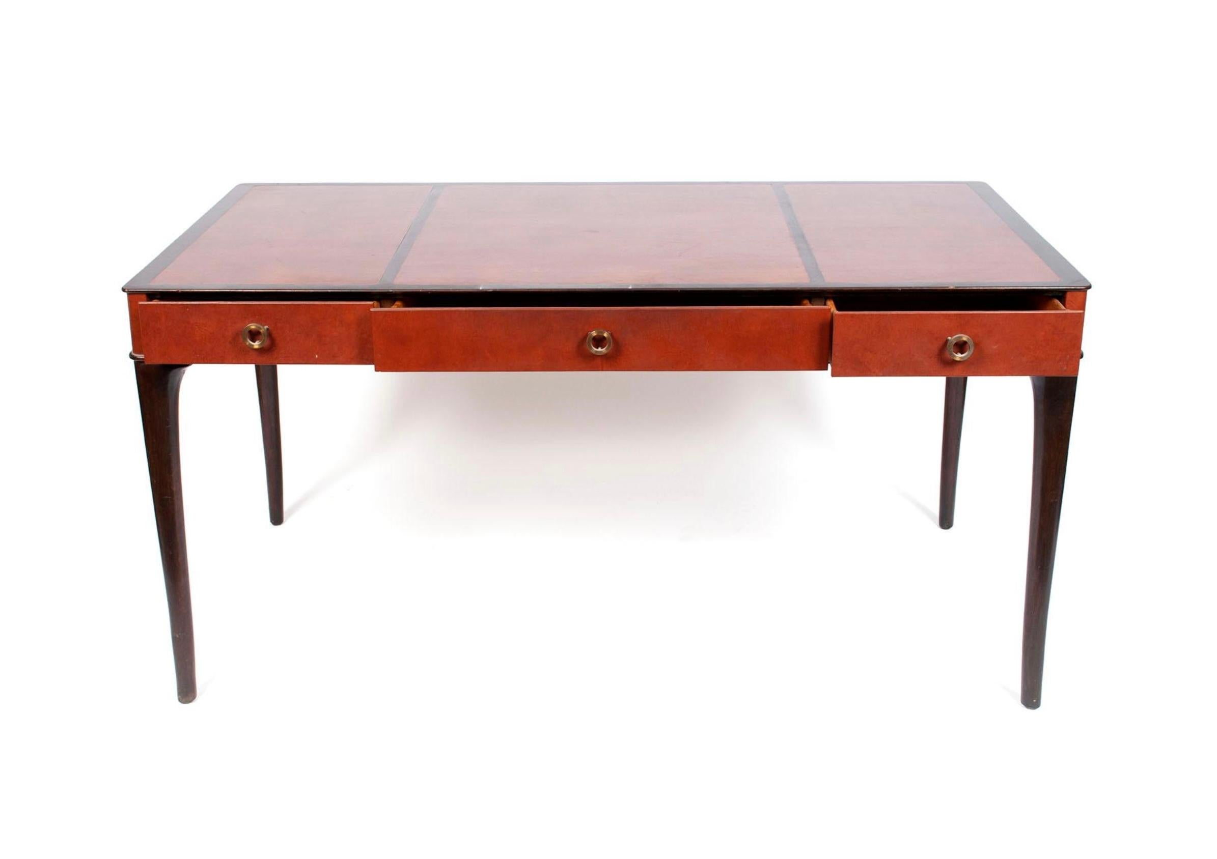 Mid-Century moderno Rara scrivania Eleg degli anni '40 di Edward Wormley per Dunbar Partners con piano in pelle e cassetti in vendita