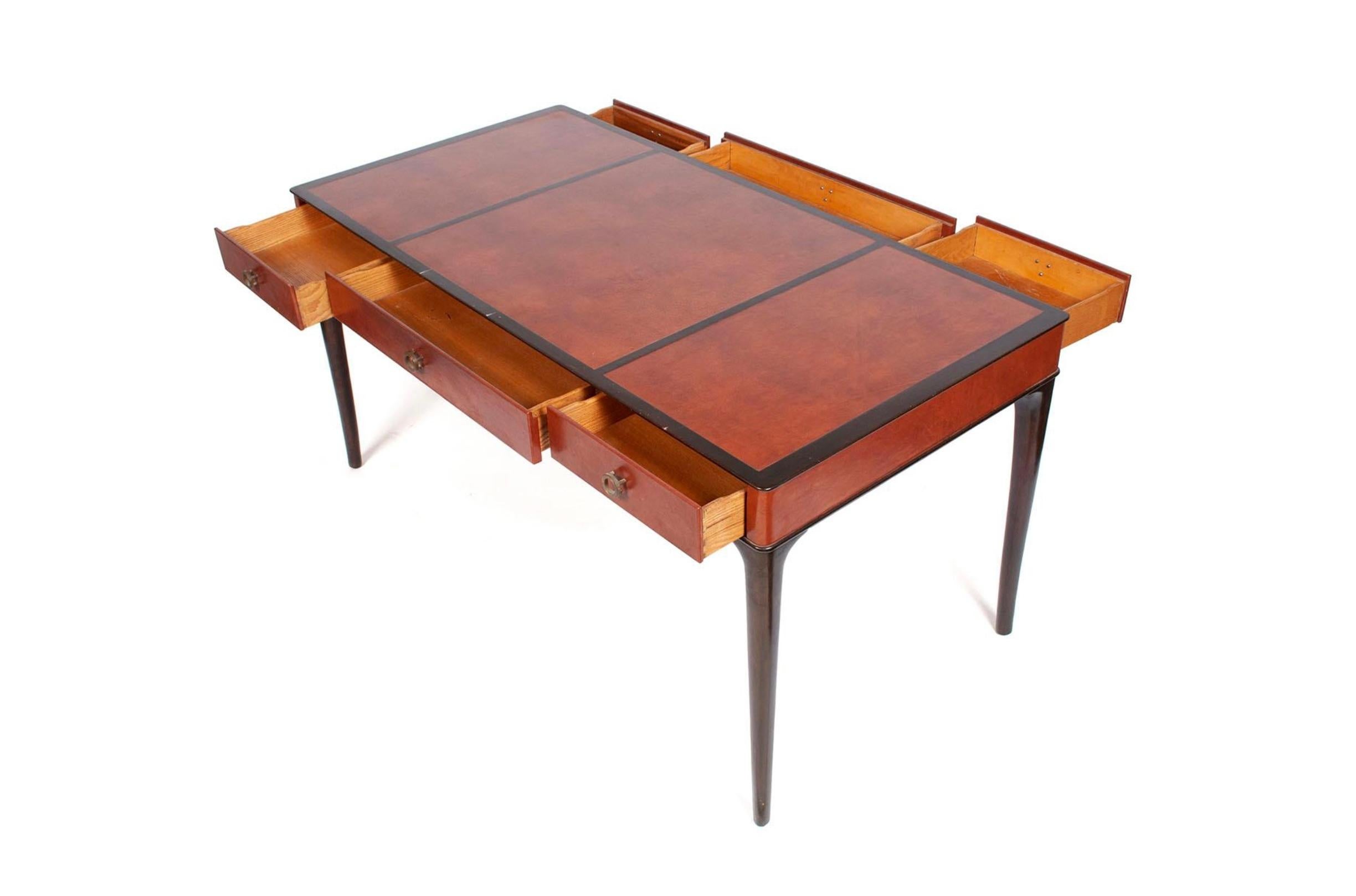 Americano Rara scrivania Eleg degli anni '40 di Edward Wormley per Dunbar Partners con piano in pelle e cassetti in vendita