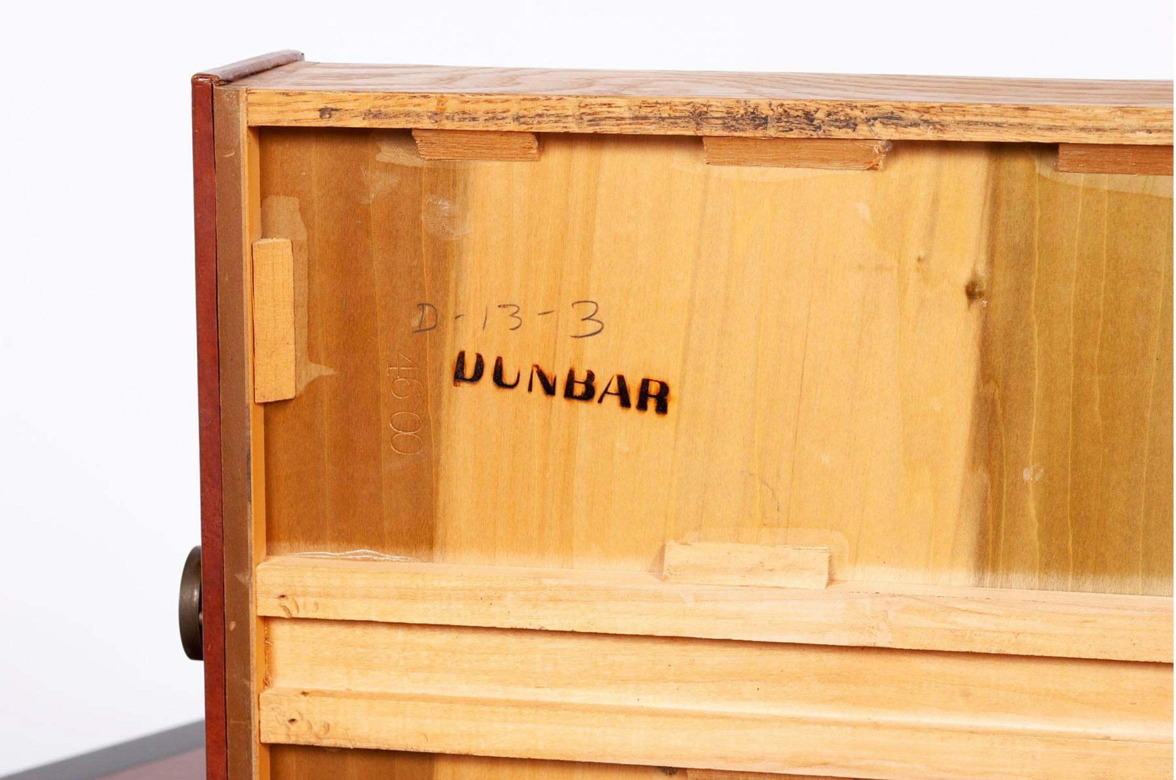 Rara scrivania Eleg degli anni '40 di Edward Wormley per Dunbar Partners con piano in pelle e cassetti In condizioni buone in vendita a St. Louis, MO