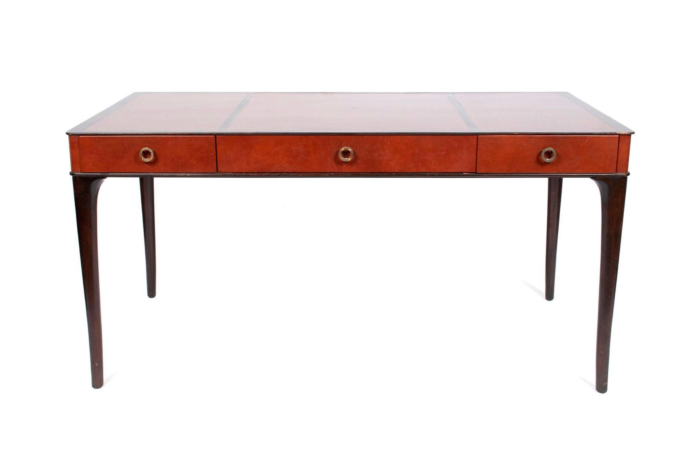Metà XX secolo Rara scrivania Eleg degli anni '40 di Edward Wormley per Dunbar Partners con piano in pelle e cassetti in vendita