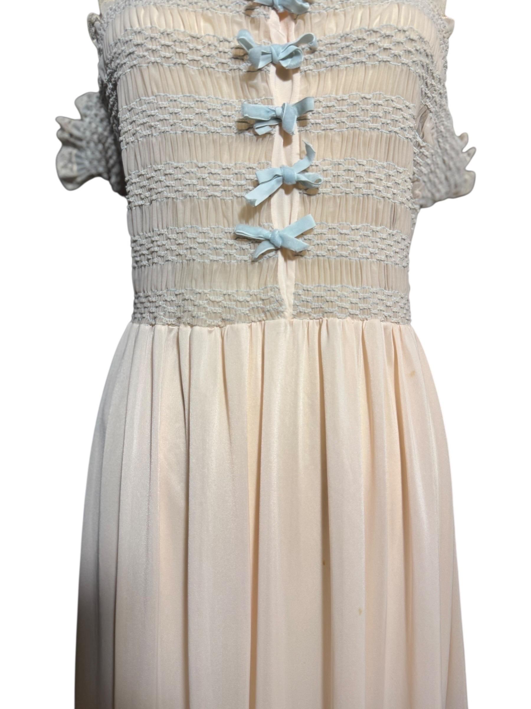 Rara camicia da notte rosa trasparente di Elsa Schiaparelli degli anni '40 con fiocchi di velluto e rifiniture in pizzo

Questa squisita camicia da notte è una vera e propria rarità della leggendaria stilista surrealista Elsa Schiaparelli, risalente