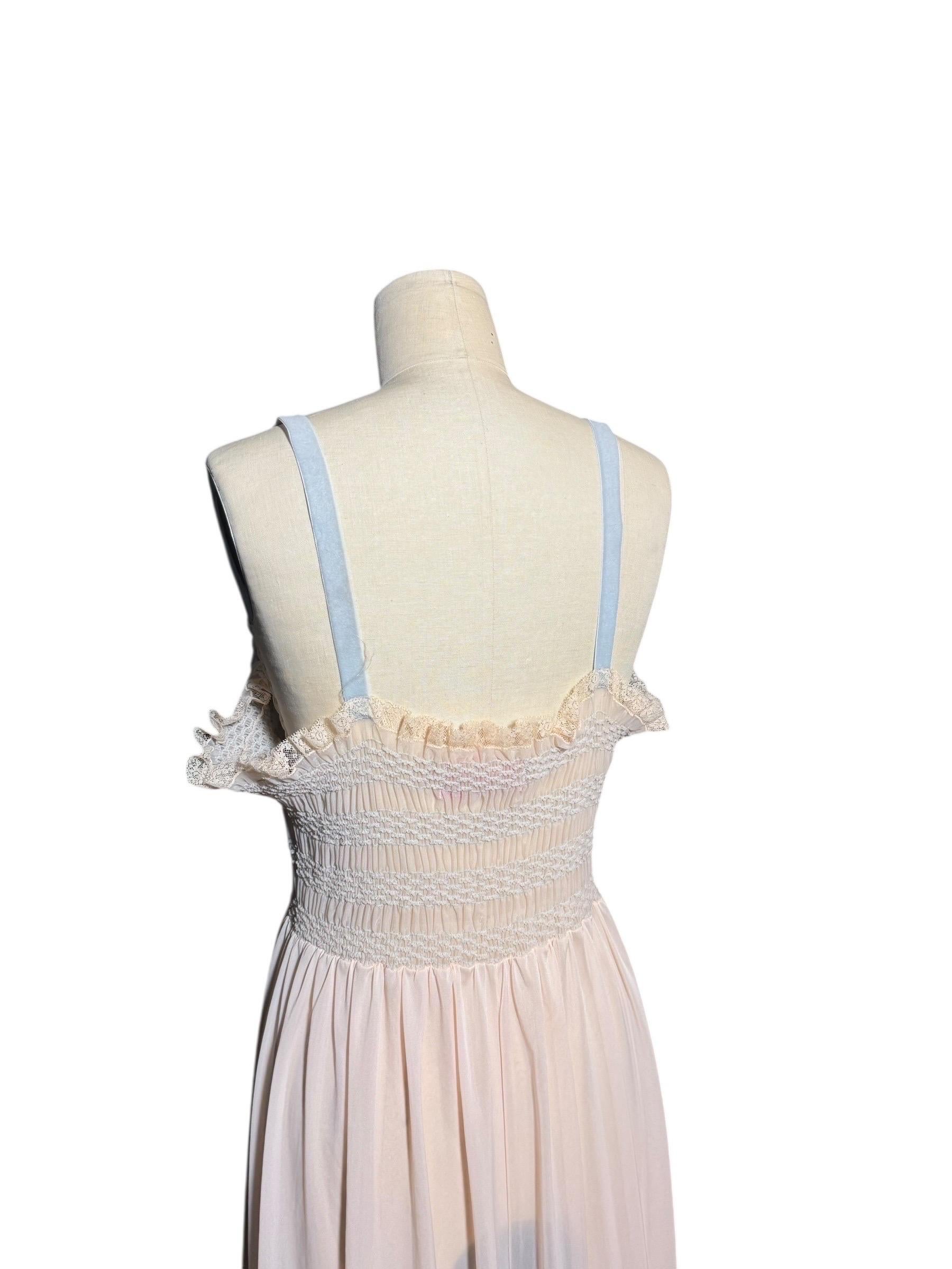 Beige Rara camicia da notte Elsa Schiaparelli degli anni '40 con fiocchi di velluto e bordi in pizzo in vendita
