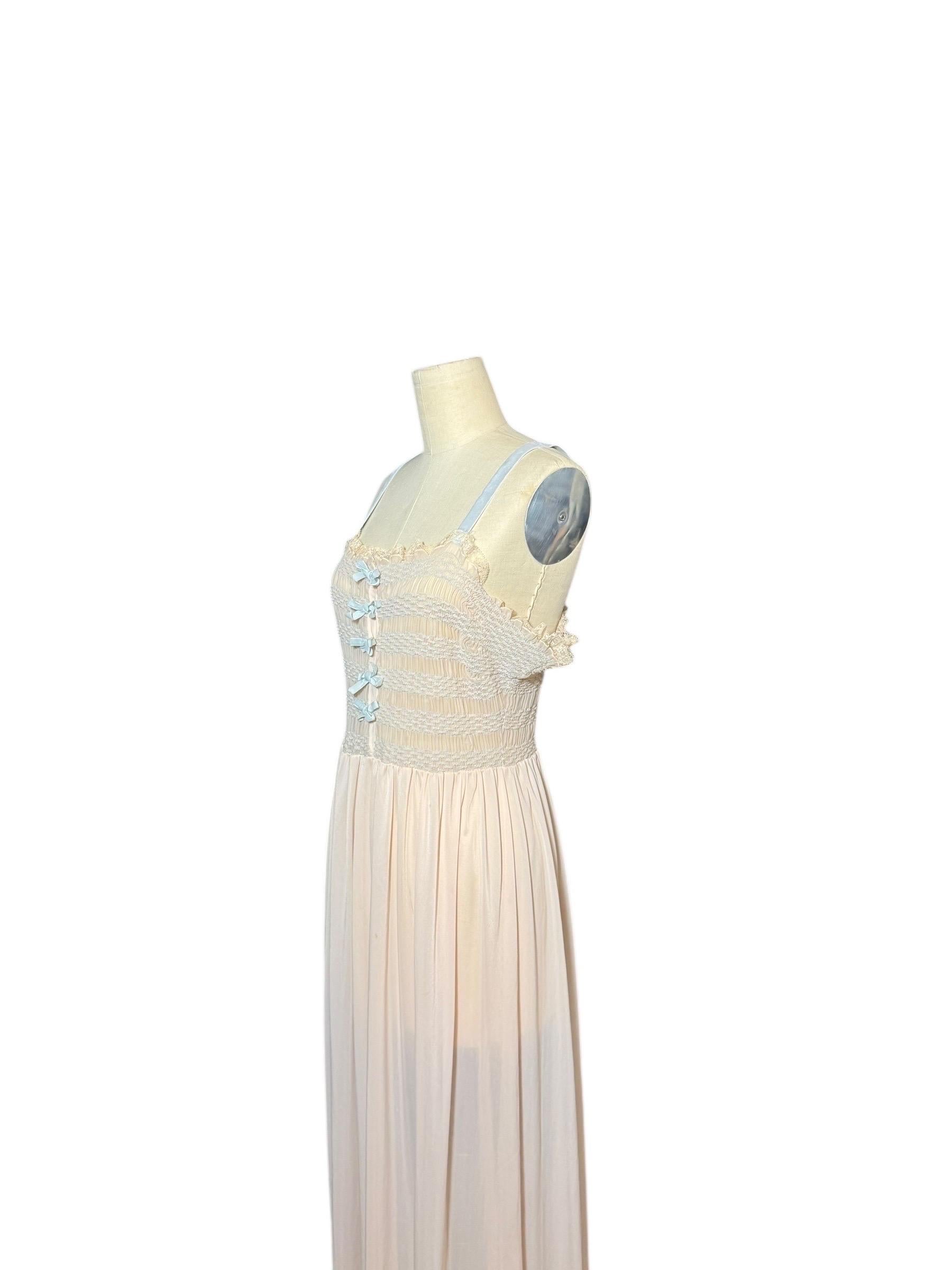 Rara camicia da notte Elsa Schiaparelli degli anni '40 con fiocchi di velluto e bordi in pizzo In condizioni ottime in vendita a Kingston, NY
