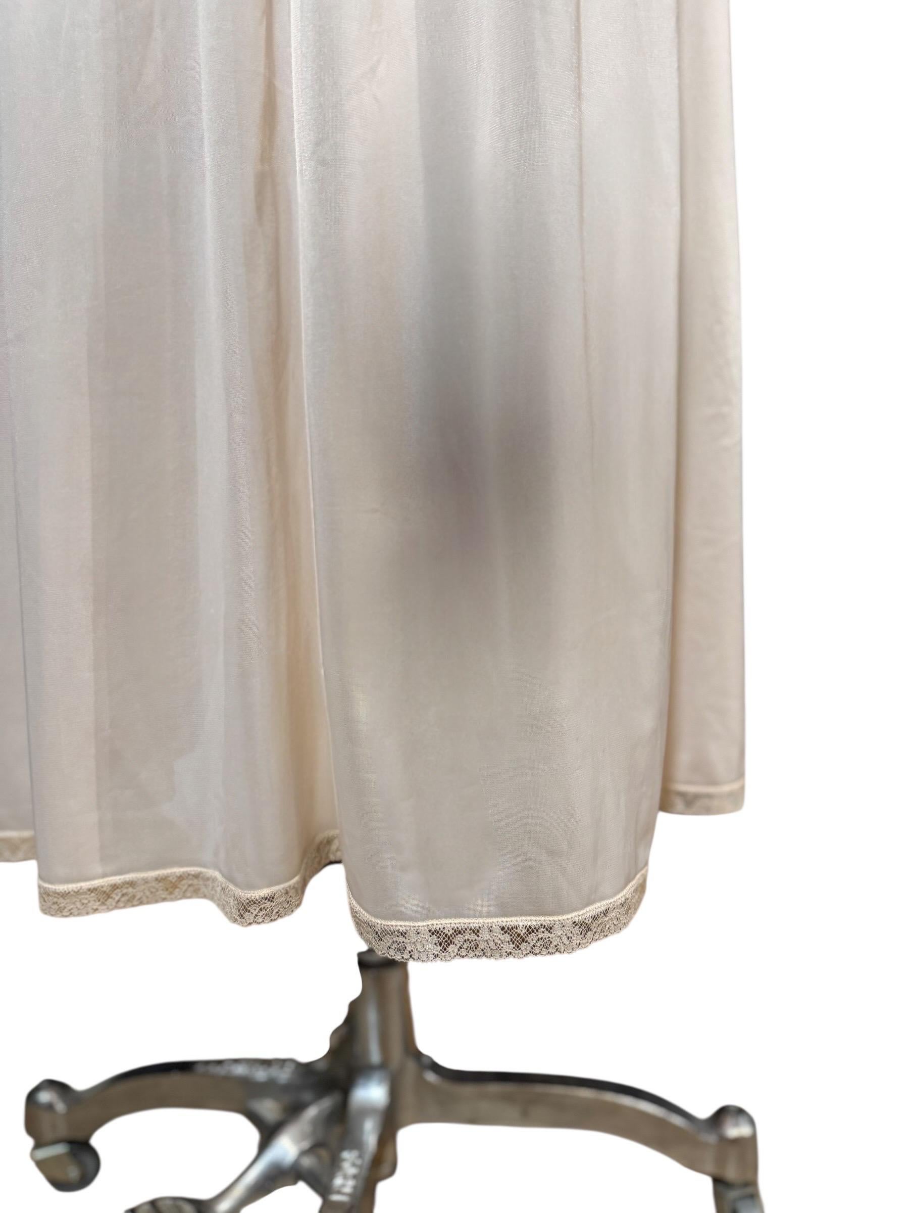 Donna Rara camicia da notte Elsa Schiaparelli degli anni '40 con fiocchi di velluto e bordi in pizzo in vendita