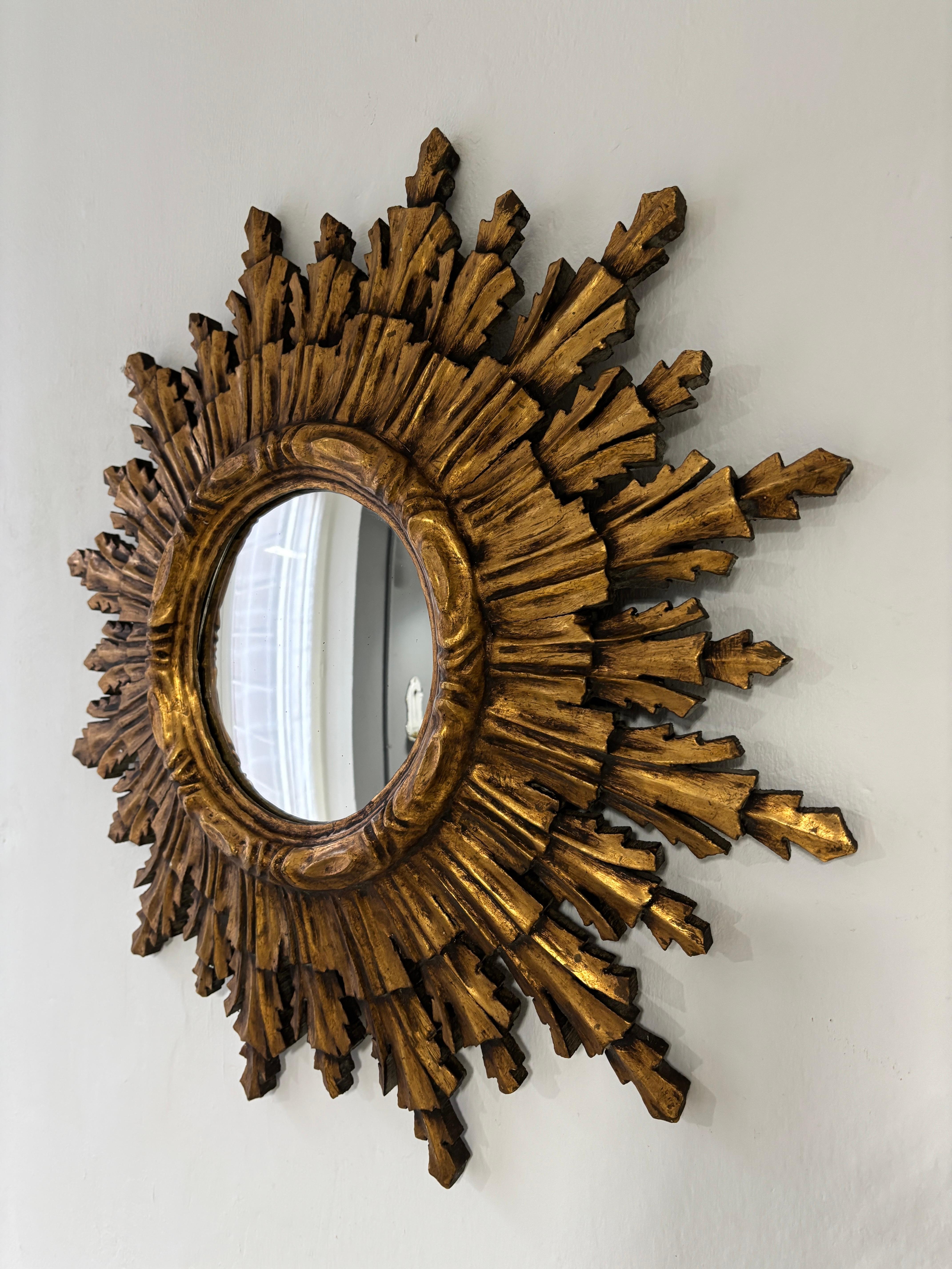 Bellissima stella d'oro in legno francese di grandi dimensioni. Patina incredibile. Forma convessa. 
 Raro doppio raggio in legno con specchio in ottimo stato. Lo specchio stesso misura 7.5 pollici rotondi.   Spedizione prioritaria gratuita con UPS