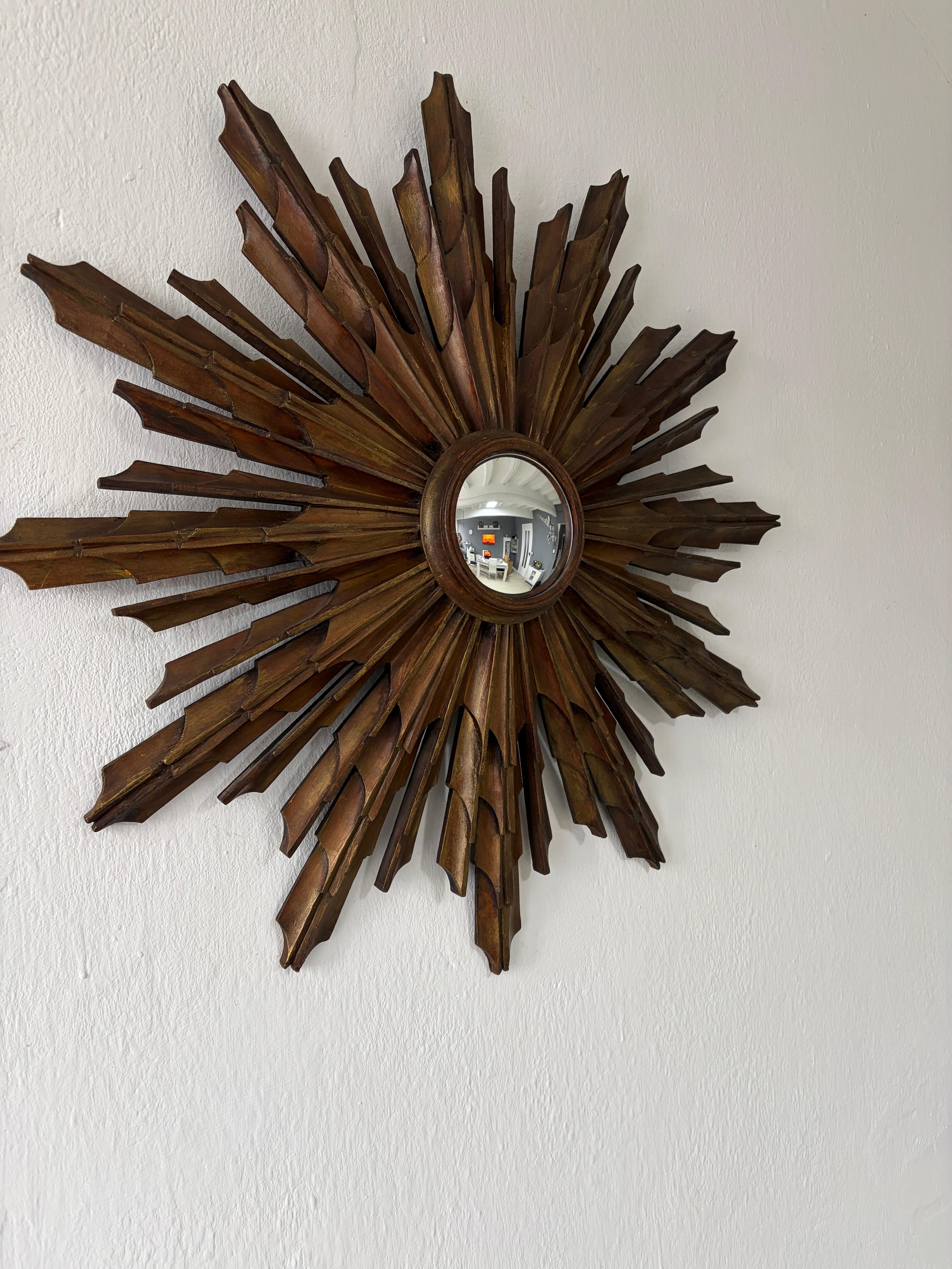 Bellissima stella d'oro in legno francese di grandi dimensioni. Patina incredibile. Specchio convesso al centro, misura 3,5 pollici.   Spedizione prioritaria gratuita con UPS dall'Italia (circa).  giorni) senza spese doganali.