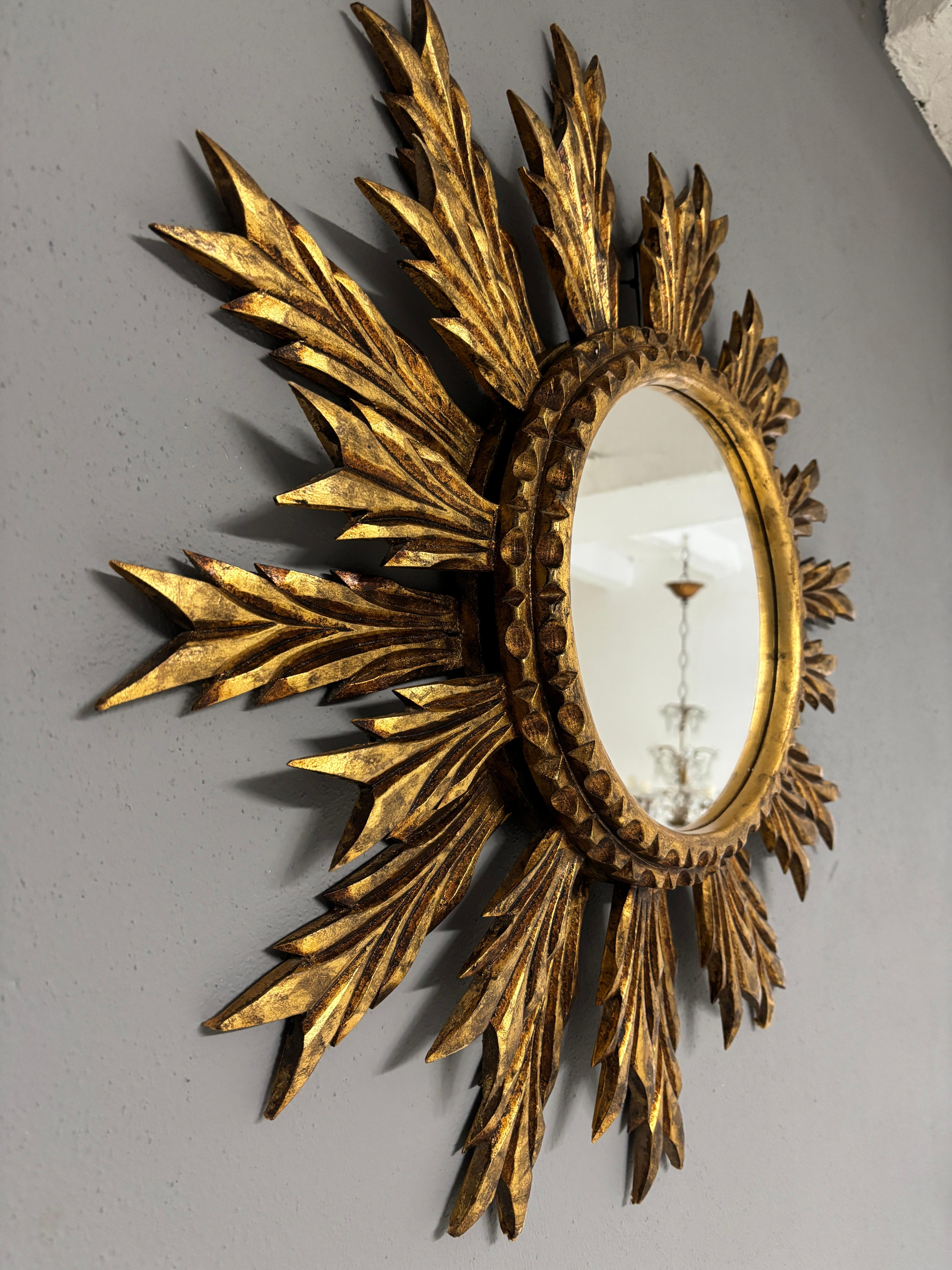 Bellissima stella d'oro in legno francese di grandi dimensioni. Patina incredibile. Raro doppio raggio in legno con specchio in perfetto stato, potrebbe essere stato sostituito. Lo specchio stesso misura 9.5 pollici rotondi. Piccole sbeccature. 