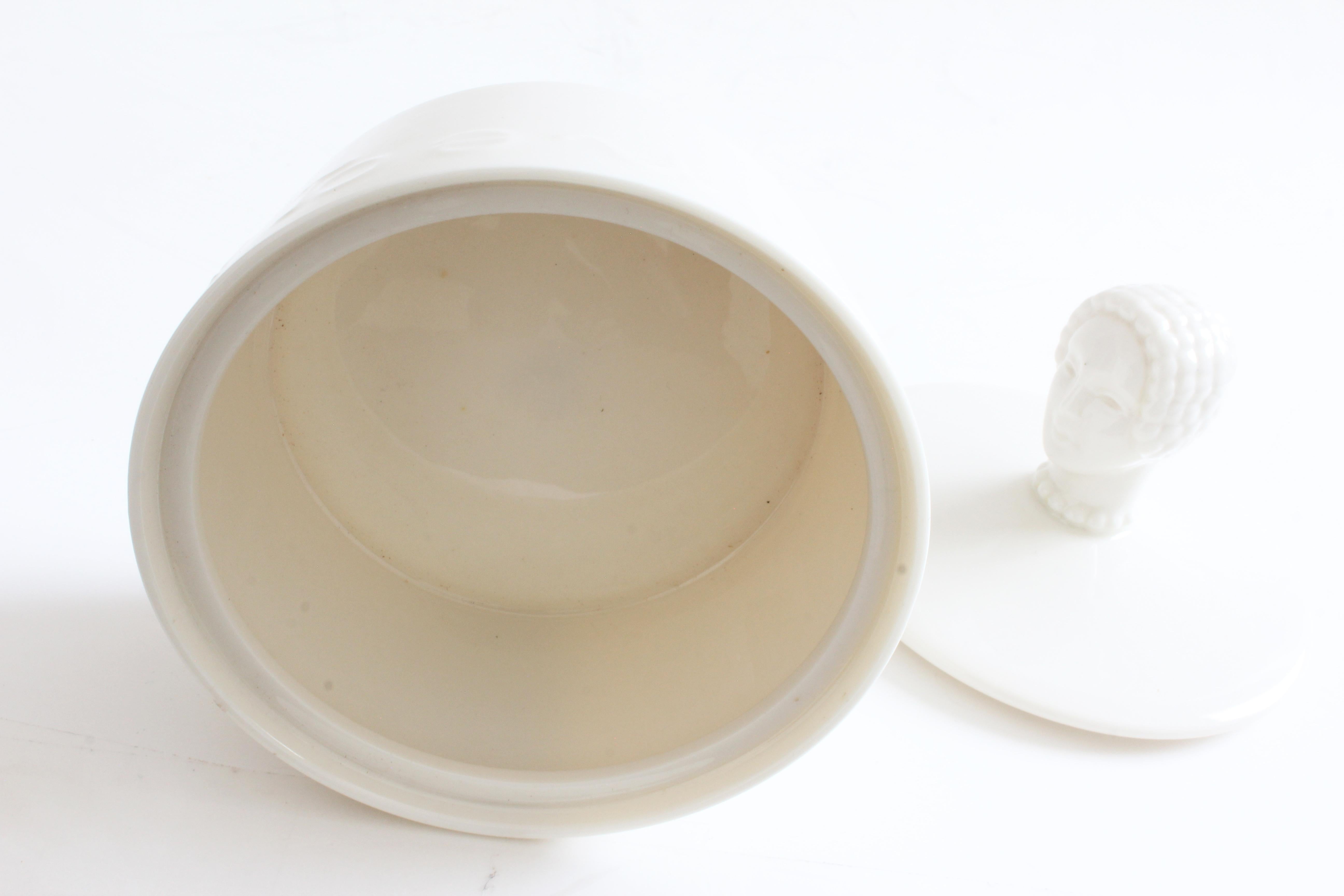 Raro set di portacipria e decanter per lozioni in porcellana Hattie Carnegie by Lenox degli anni '40 in vendita 9