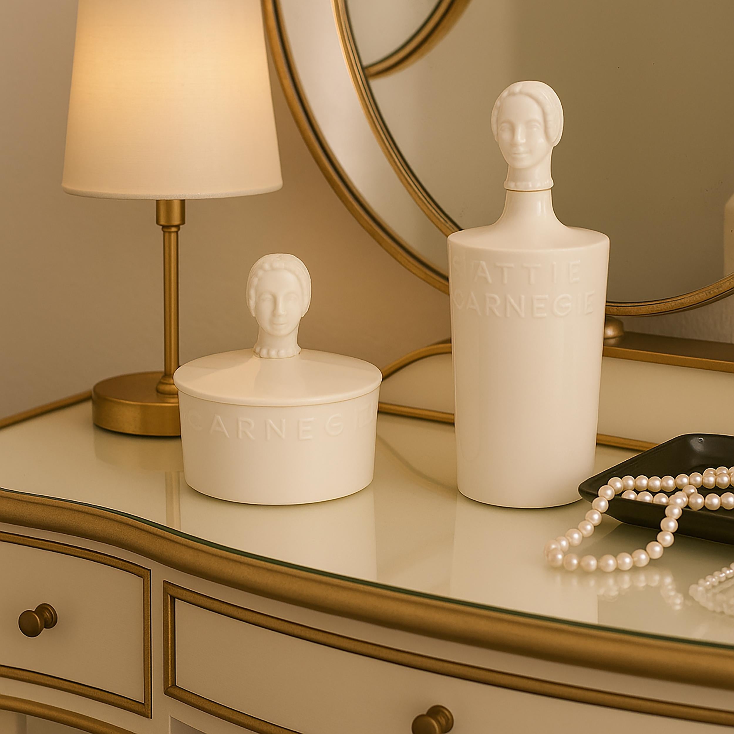 Bianco Raro set di portacipria e decanter per lozioni in porcellana Hattie Carnegie by Lenox degli anni '40 in vendita