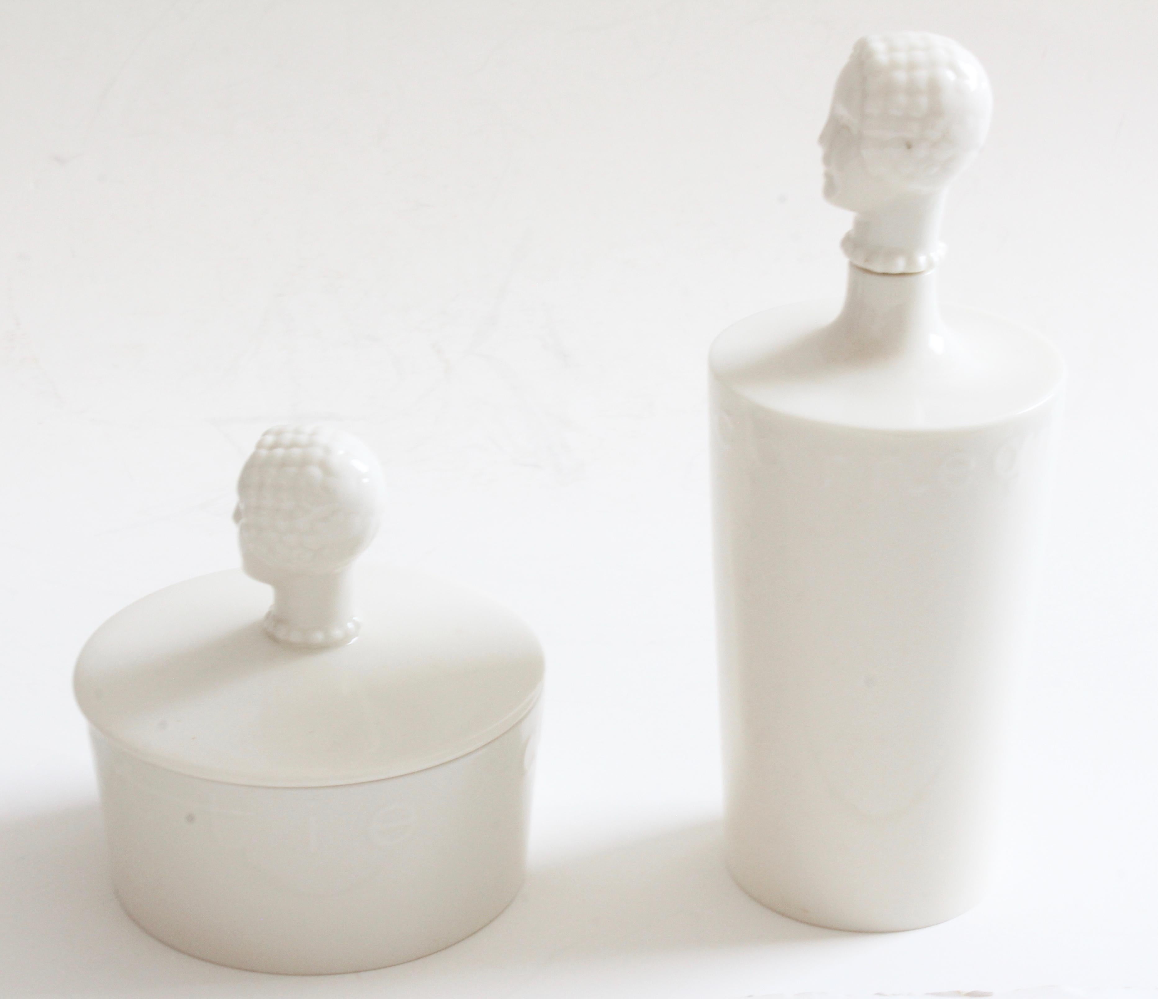 Raro set di portacipria e decanter per lozioni in porcellana Hattie Carnegie by Lenox degli anni '40 in vendita 1