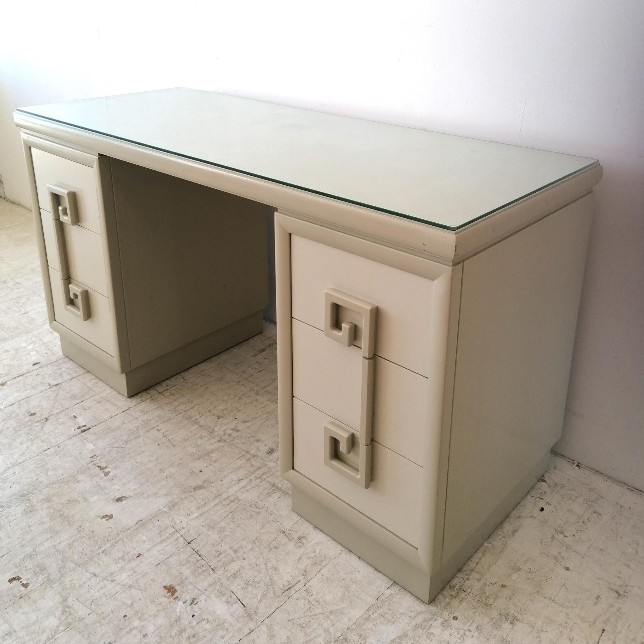 Rare 1940s Hollywood Regency 'Mandarin' desk / dressing table by Kittinger, USA In Good Condition For Sale In Hastings, GB