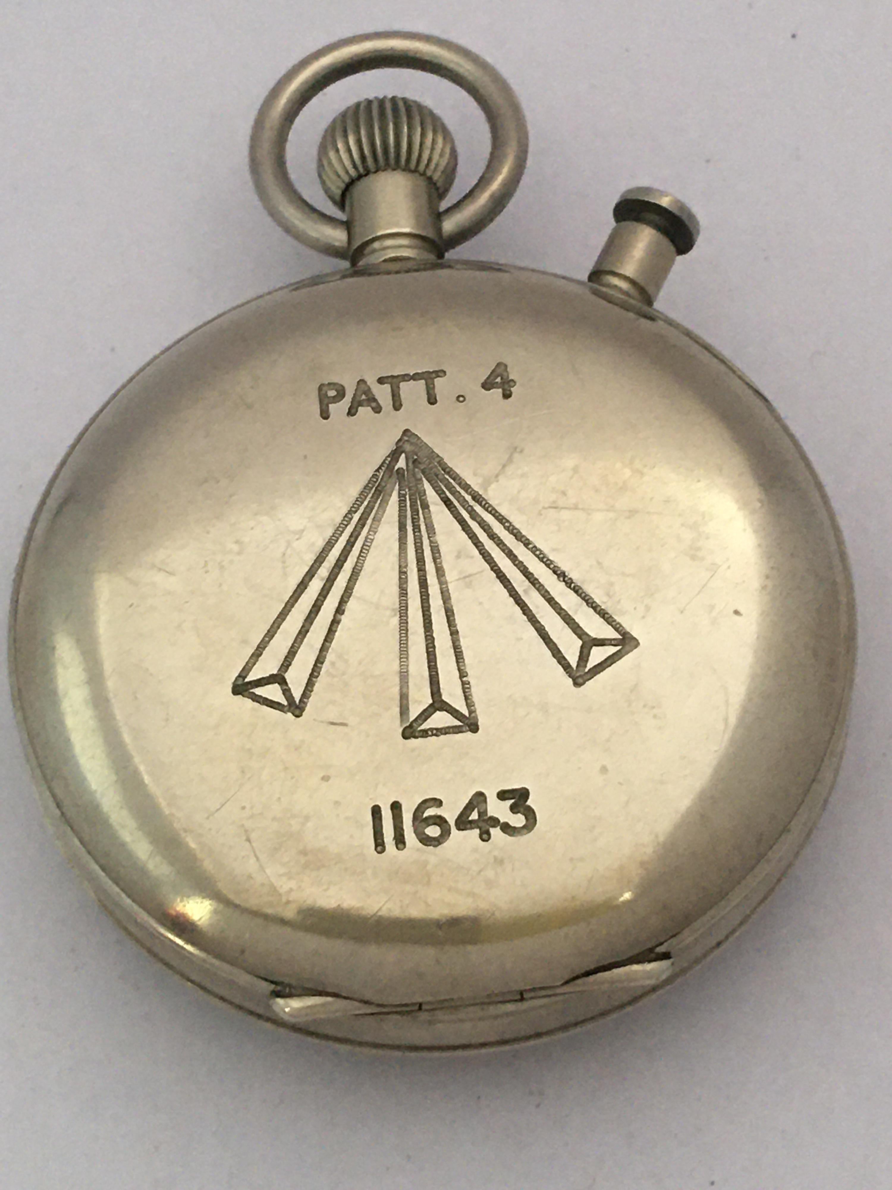 Cette belle et rare montre militaire à remontage manuel est en bon état de marche et fonctionne bien. Signes visibles d'utilisation avec de petites rayures légères sur le verre et sur le boîtier de la montre comme indiqué. Le cadran est un peu usé