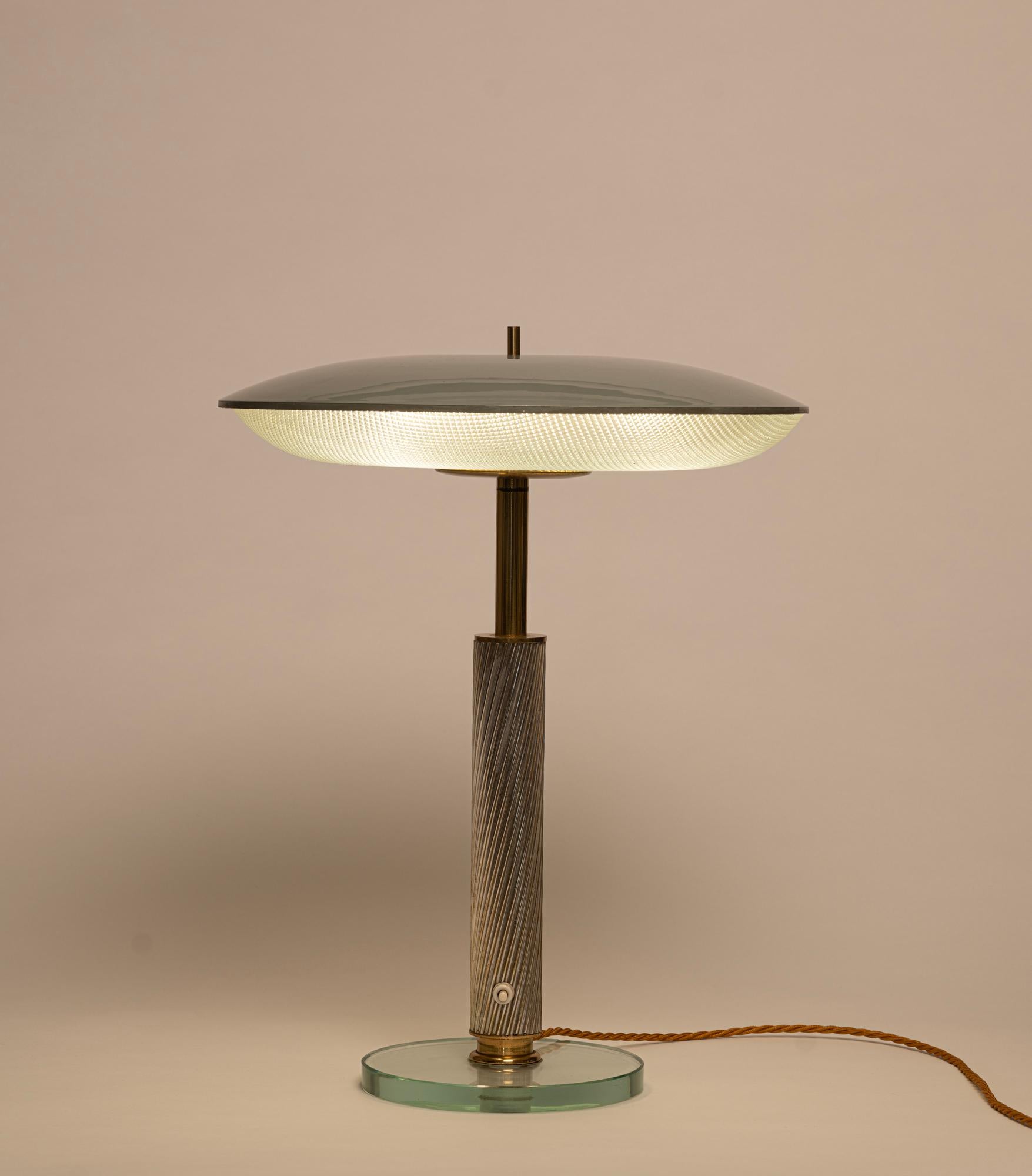 Une lampe de table vraiment élégante et rare de Pietro Chiesa pour Fontana Arte, Italie, C.C. 1940. Posée sur une base circulaire en verre Fontana Arte à l'eau de vie, une tige cannelée en nickel et laiton soutient un étonnant diffuseur en verre