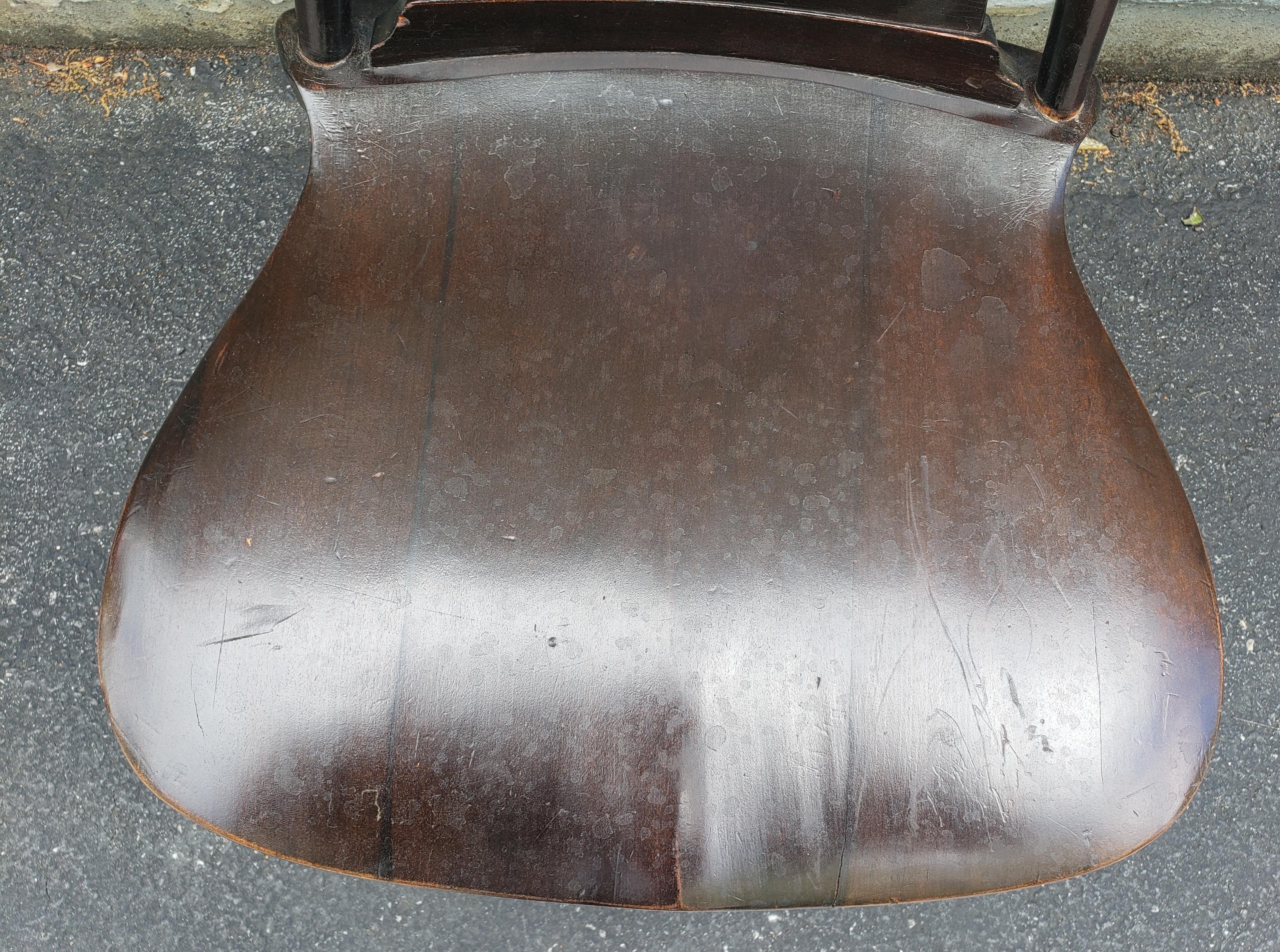 Mid-Century Modern Rare chaise Windsor des années 1940 en noyer et dossier à croisillons en rotin en vente