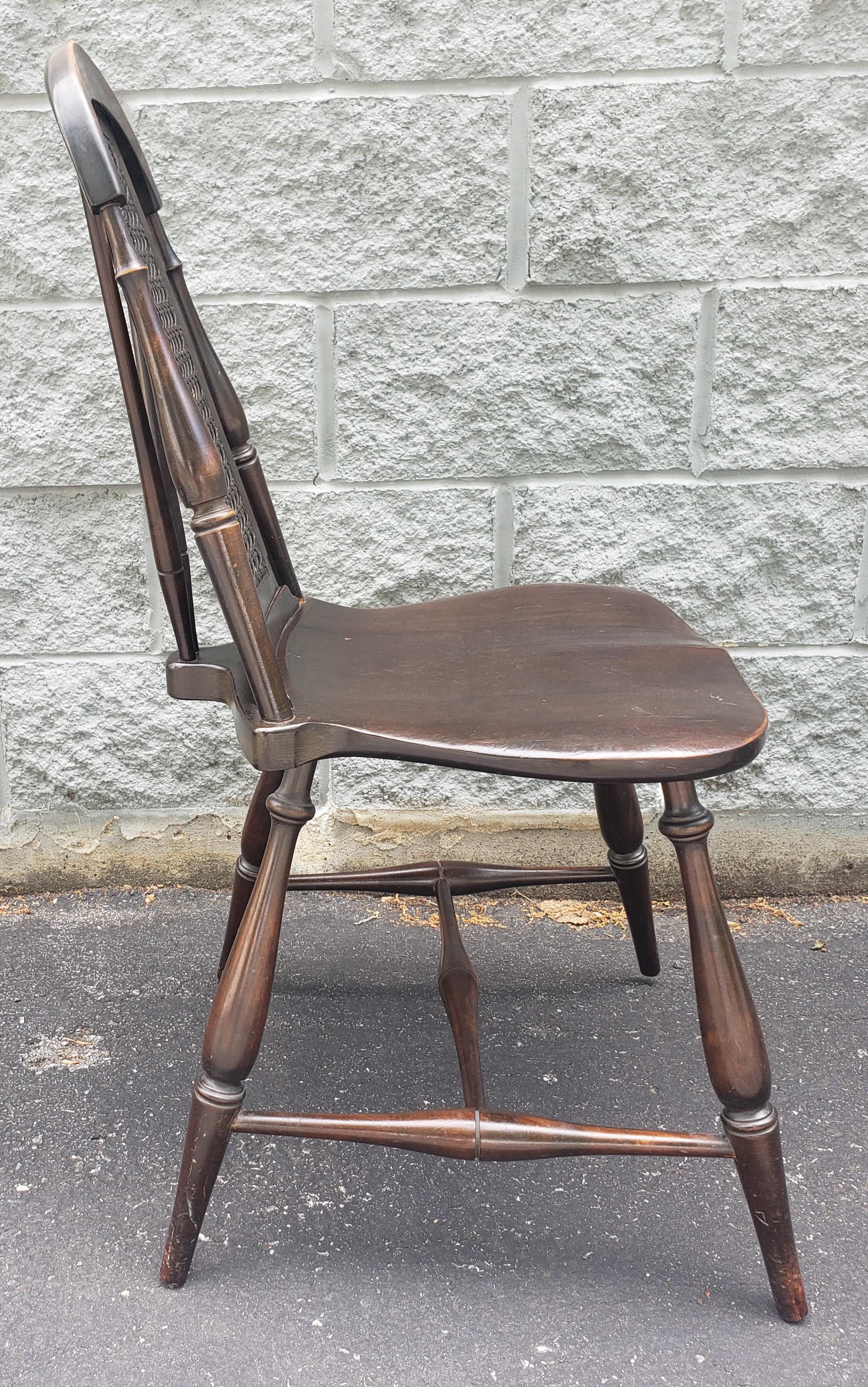 Américain Rare chaise Windsor des années 1940 en noyer et dossier à croisillons en rotin en vente