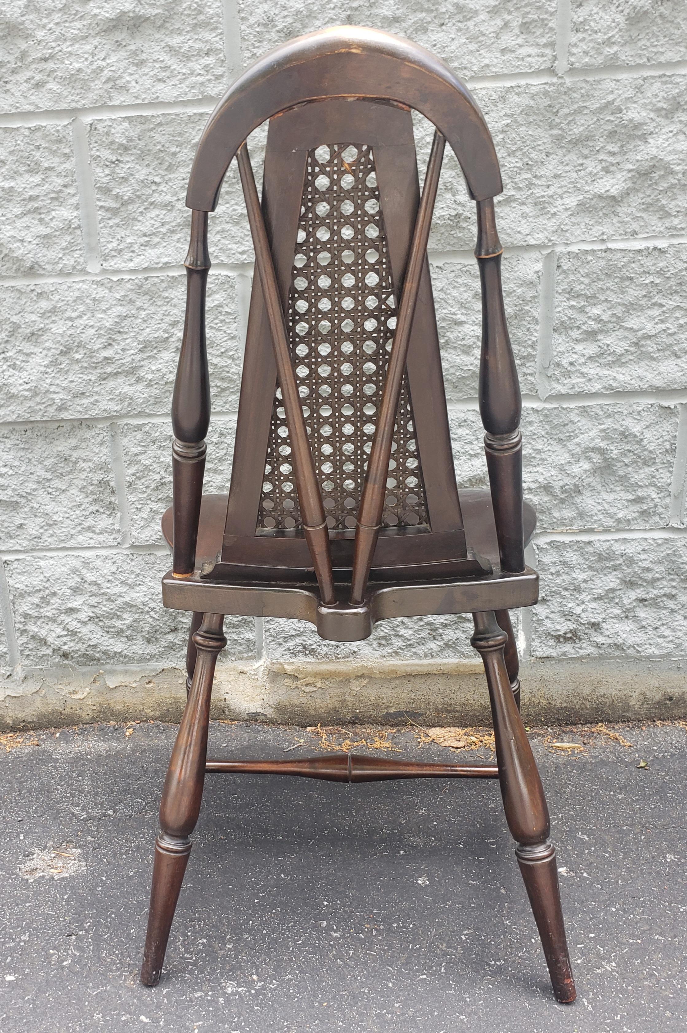Vannerie Rare chaise Windsor des années 1940 en noyer et dossier à croisillons en rotin en vente