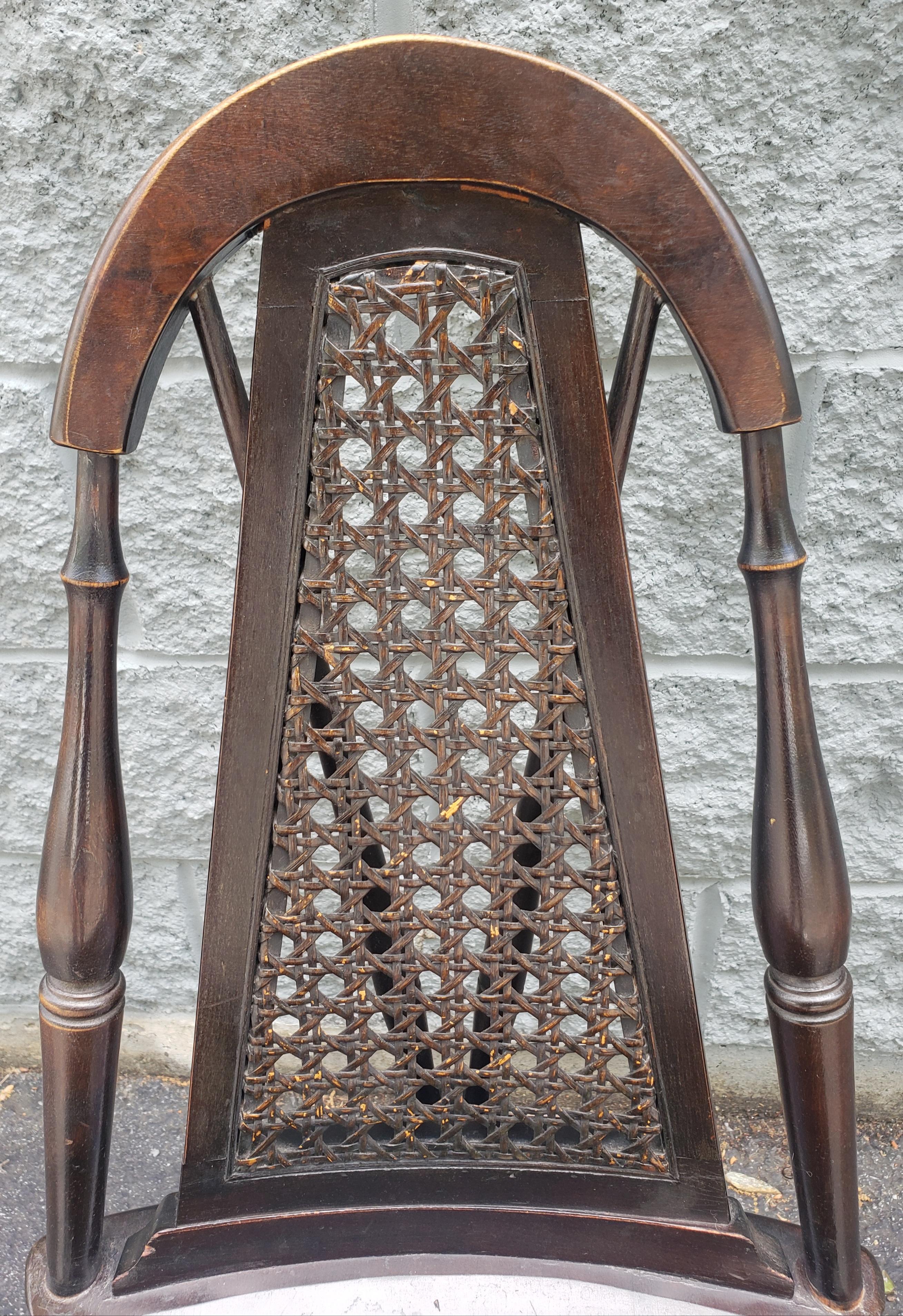 20ième siècle Rare chaise Windsor des années 1940 en noyer et dossier à croisillons en rotin en vente