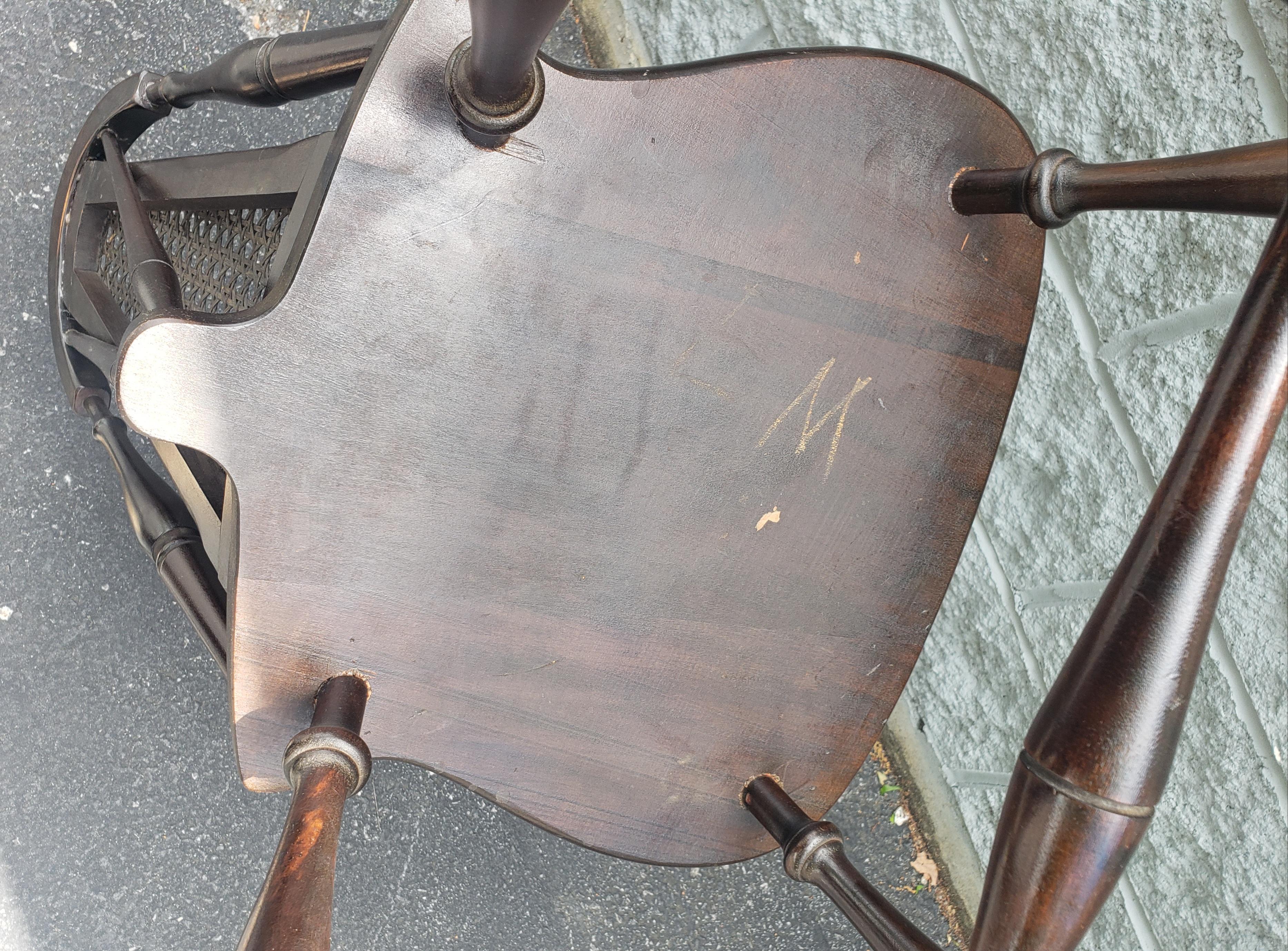 Canne Rare chaise Windsor des années 1940 en noyer et dossier à croisillons en rotin en vente