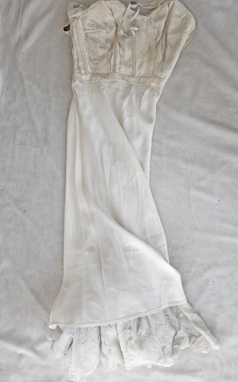 Seltenes 1948 Jacques Fath Perlenbesetztes Chantilly Spitzenkleid Kleid im Angebot 5