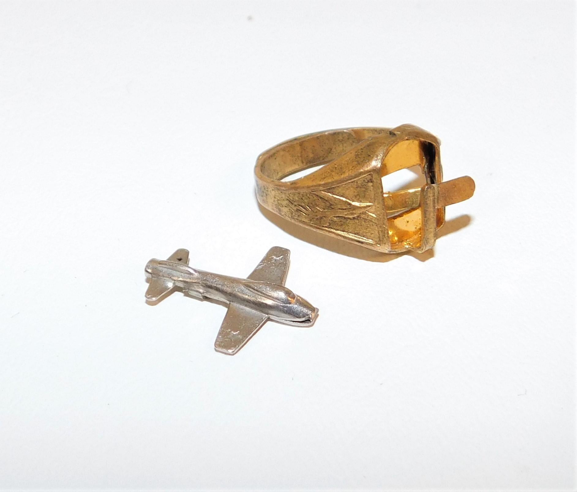 Rare 1948 Kellogg's Pep whole wheat cereal jet ring as advertised on the Superman radio program. The ring with adjustable 24-karat gold plate band has airplane image on each side. Top has nickel finish luster metal spring-loaded airplane which