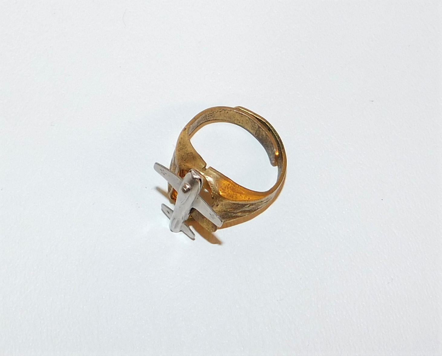 Raro 1948 Kellogg's Pep Cereal Ring F-87 Jet Fighter Plane 24-Karat Gold Plate en Bueno Estado en Hamilton, Ontario