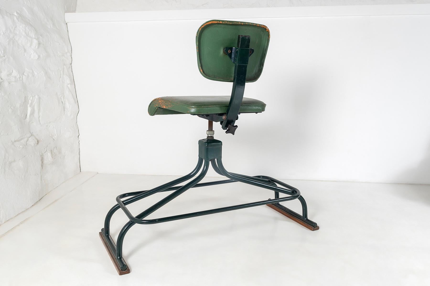 Rare 1950 Industrial Factory Swivel Stool by Evertaut Musician Guitarist Stool In Good Condition For Sale In Llanbrynmair, GB
