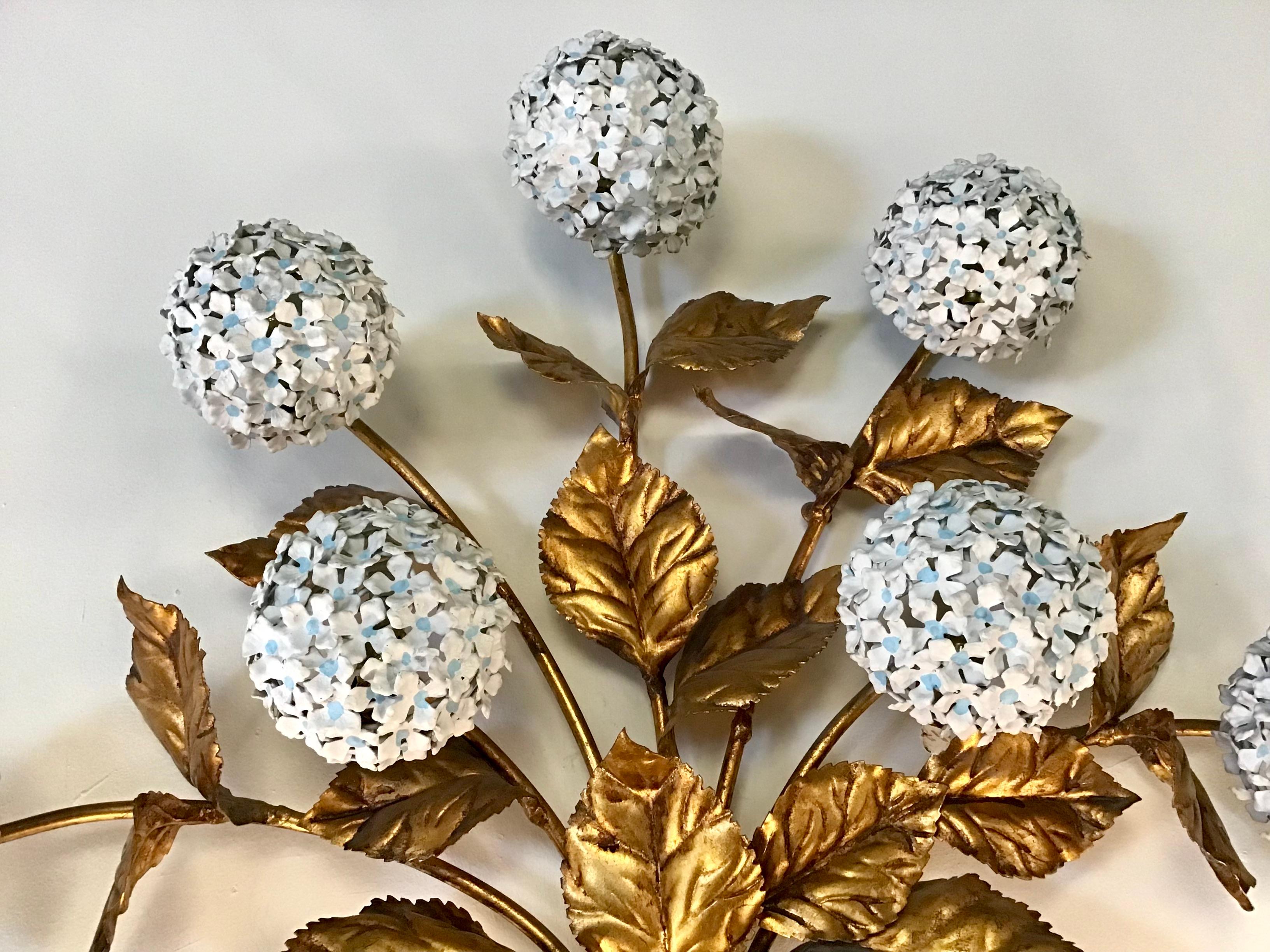 Rara applique americana in ottone dorato degli anni '50 con ortensie e fiori smaltati in vendita 4