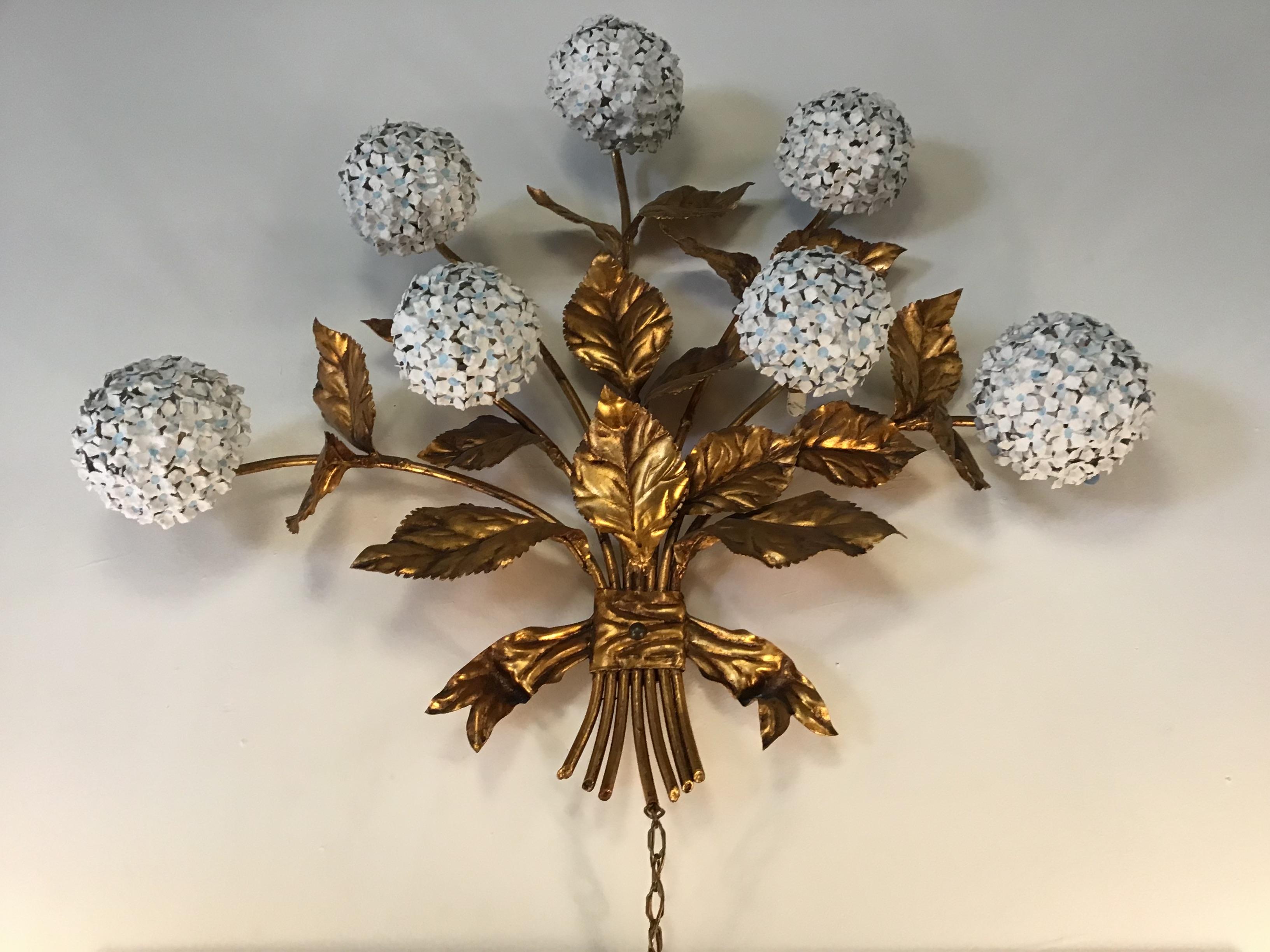 Rara applique americana in ottone dorato degli anni '50 con ortensie e fiori smaltati in vendita 5