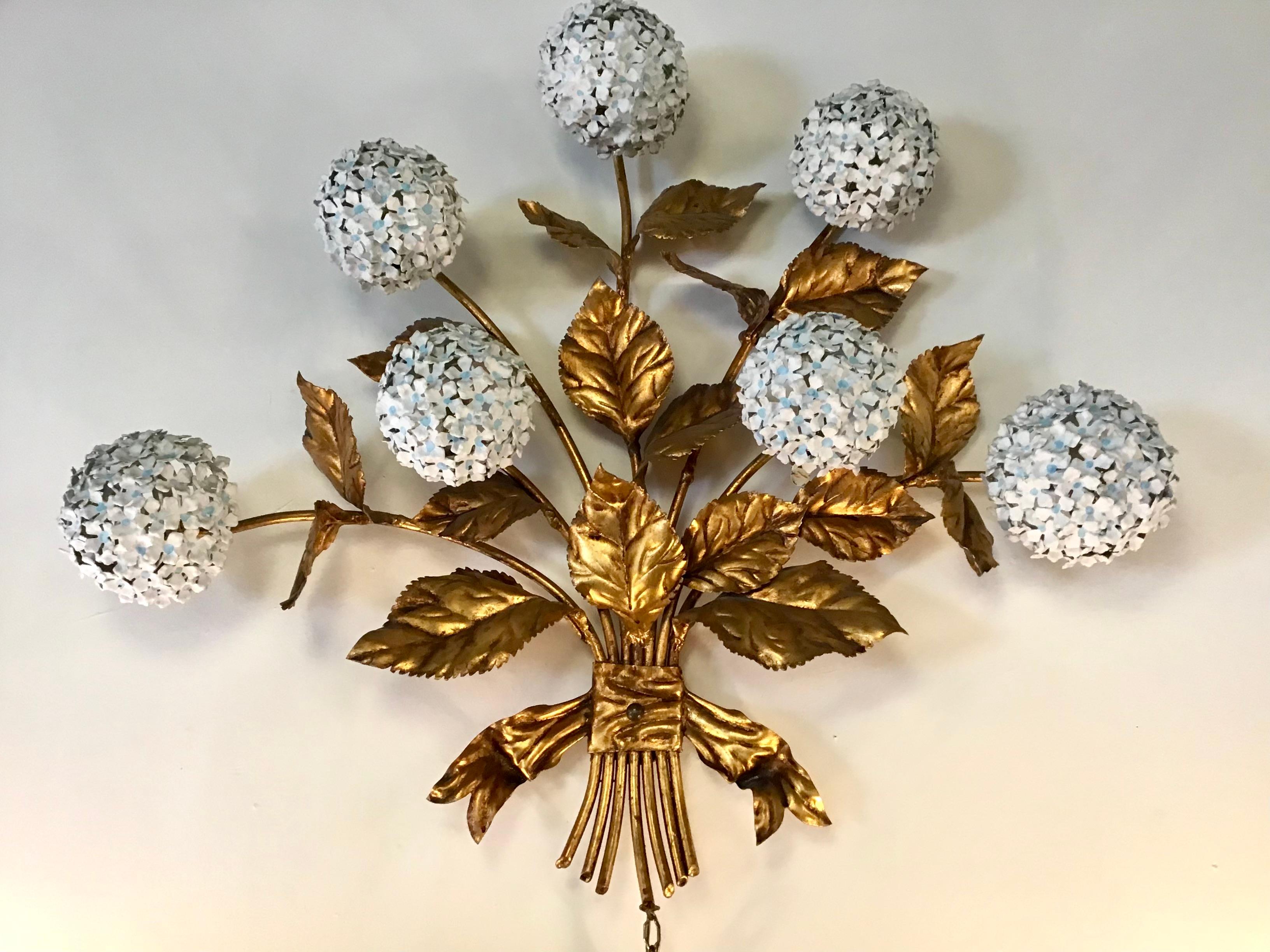 Rara applique americana in ottone dorato degli anni '50 con ortensie e fiori smaltati

Una rara e affascinante applique americana degli anni '50, realizzata in ottone dorato e ornata da un'abbondanza di foglie scultoree e fiori di ortensia. Ognuno