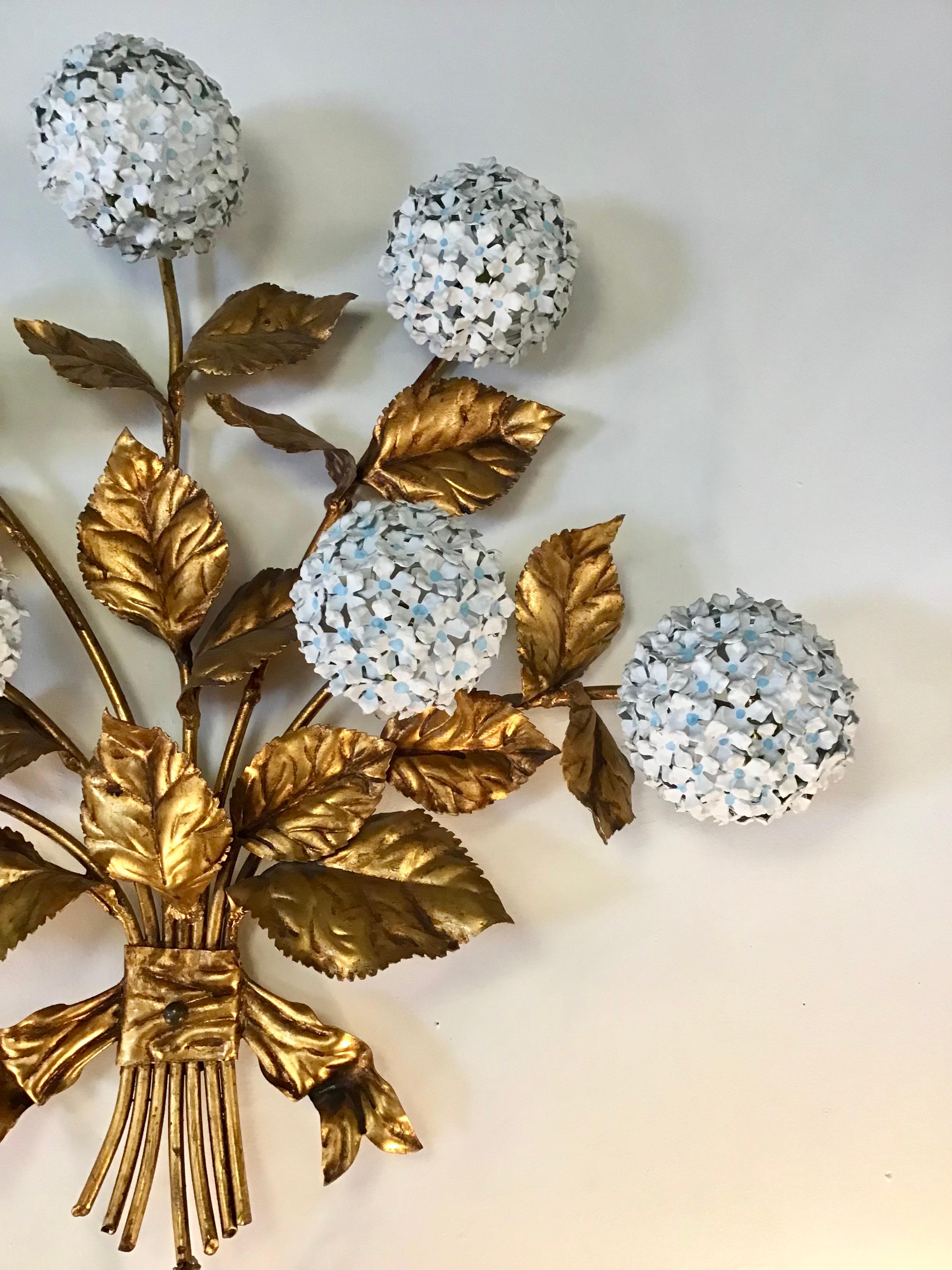 Americano Rara applique americana in ottone dorato degli anni '50 con ortensie e fiori smaltati in vendita