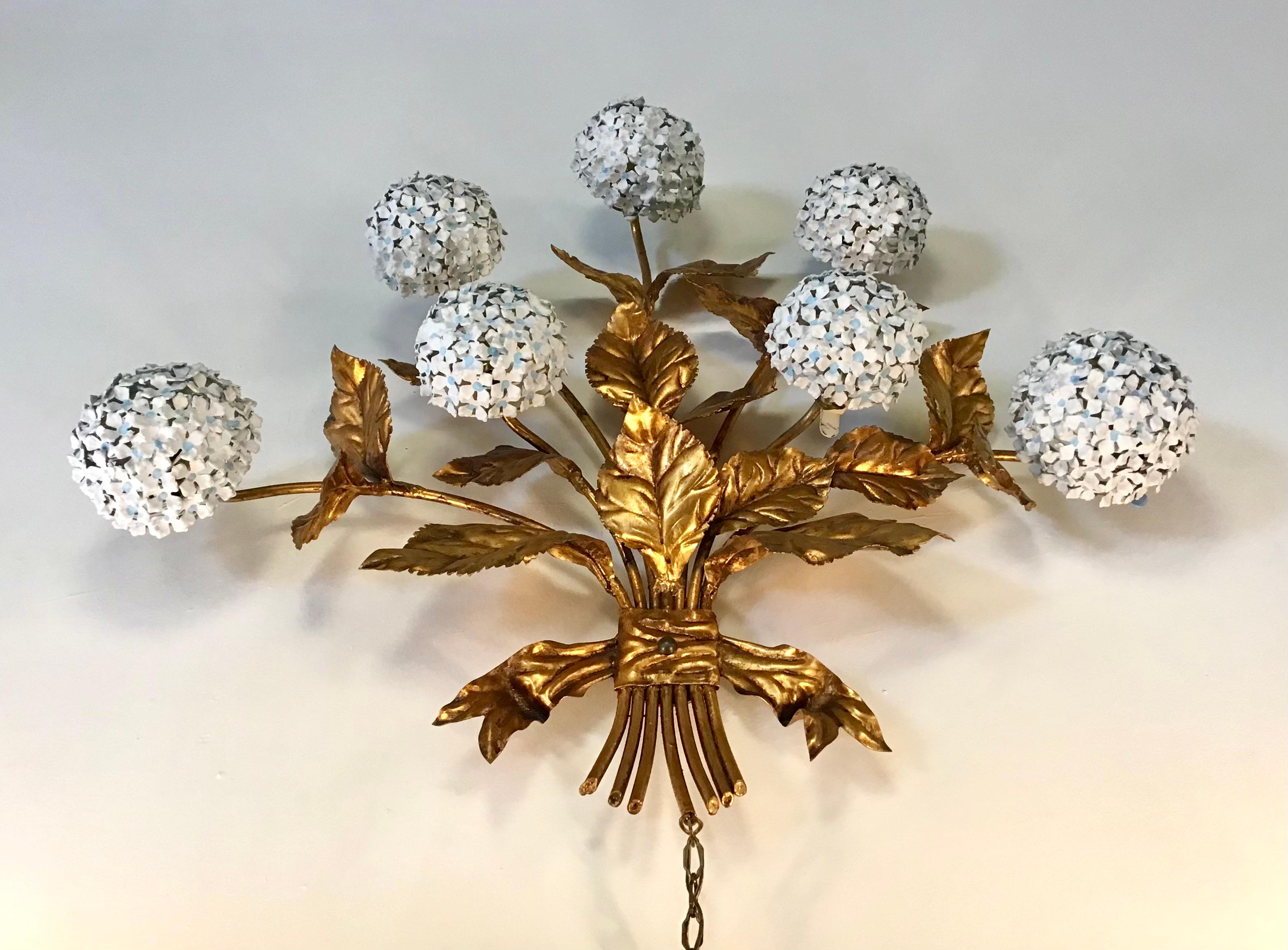 Ottone Rara applique americana in ottone dorato degli anni '50 con ortensie e fiori smaltati in vendita