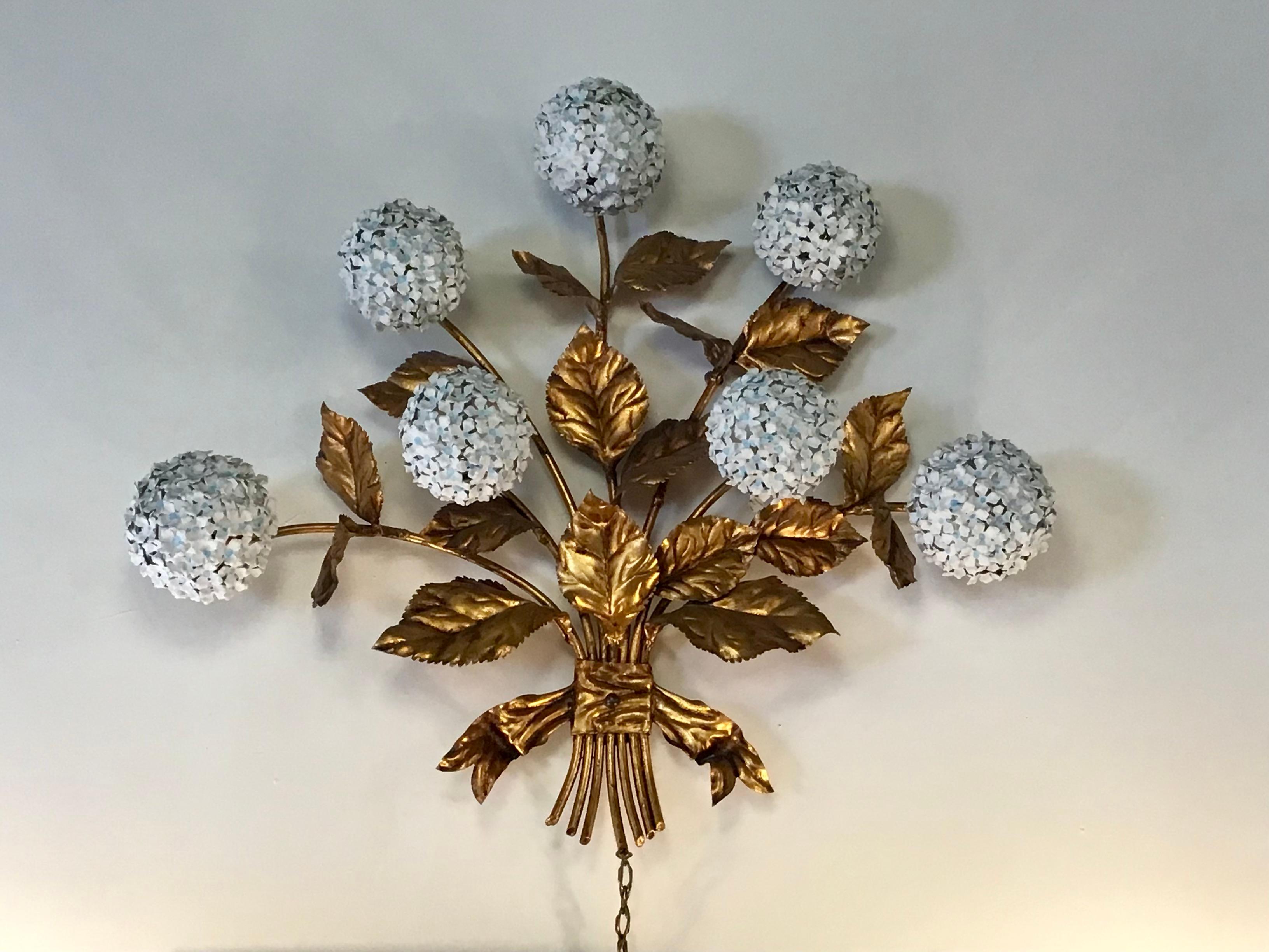 Rara applique americana in ottone dorato degli anni '50 con ortensie e fiori smaltati in vendita 2