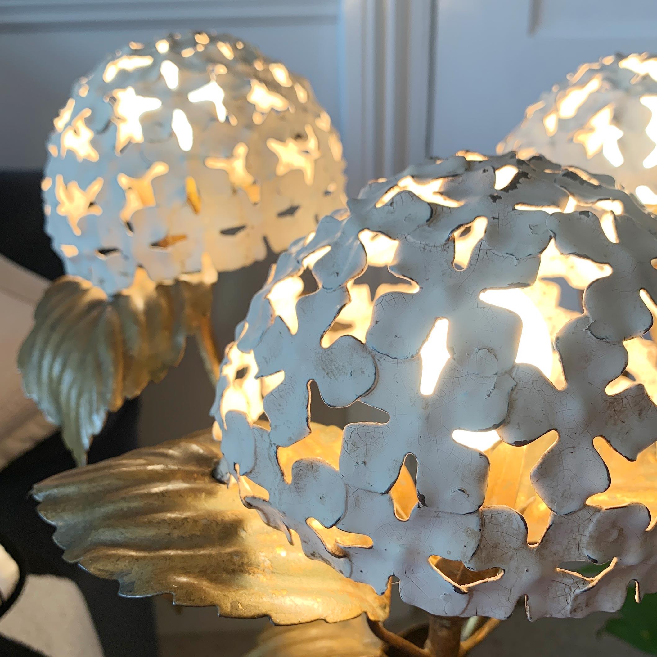 1950s American White and Gold Hydrangea Table Lamp For Sale 4