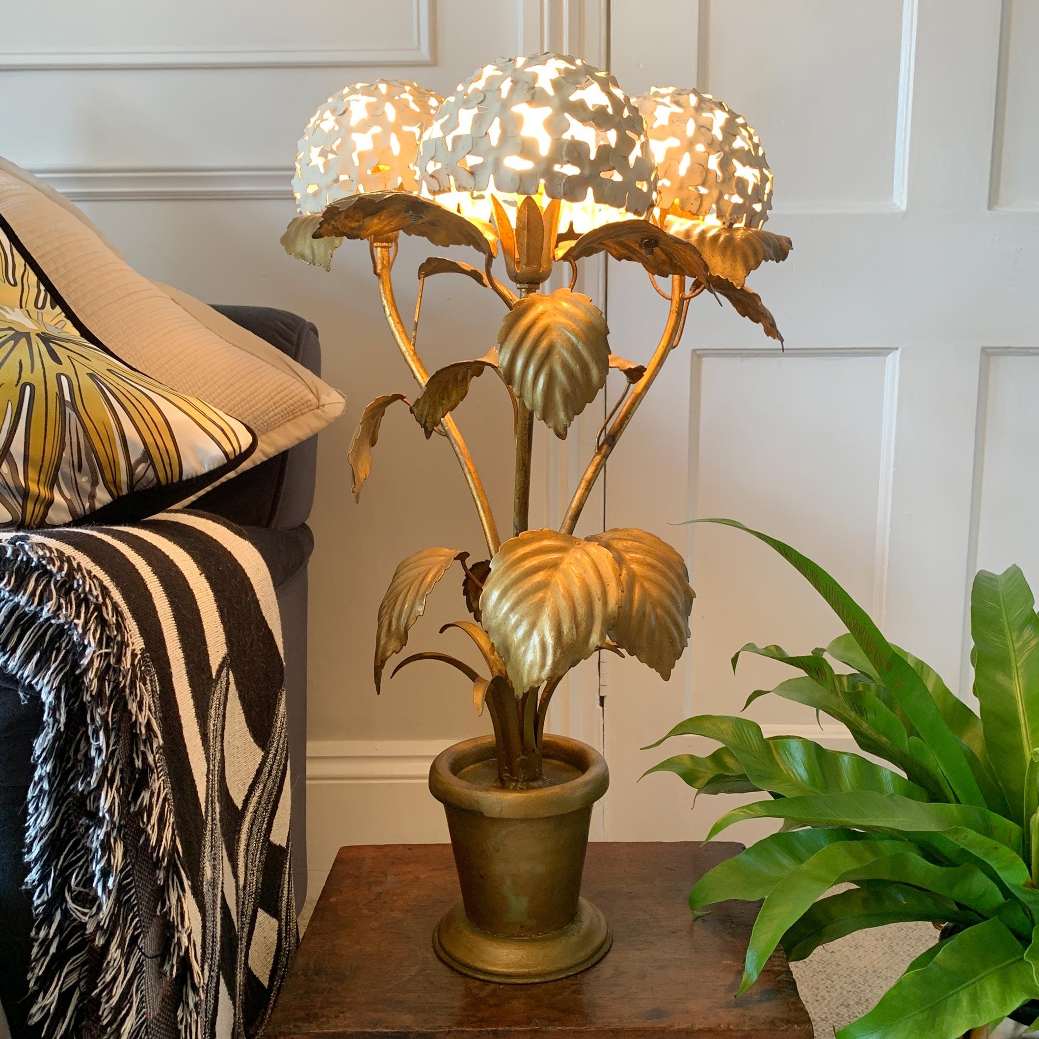 1950s American White and Gold Hydrangea Table Lamp For Sale 5