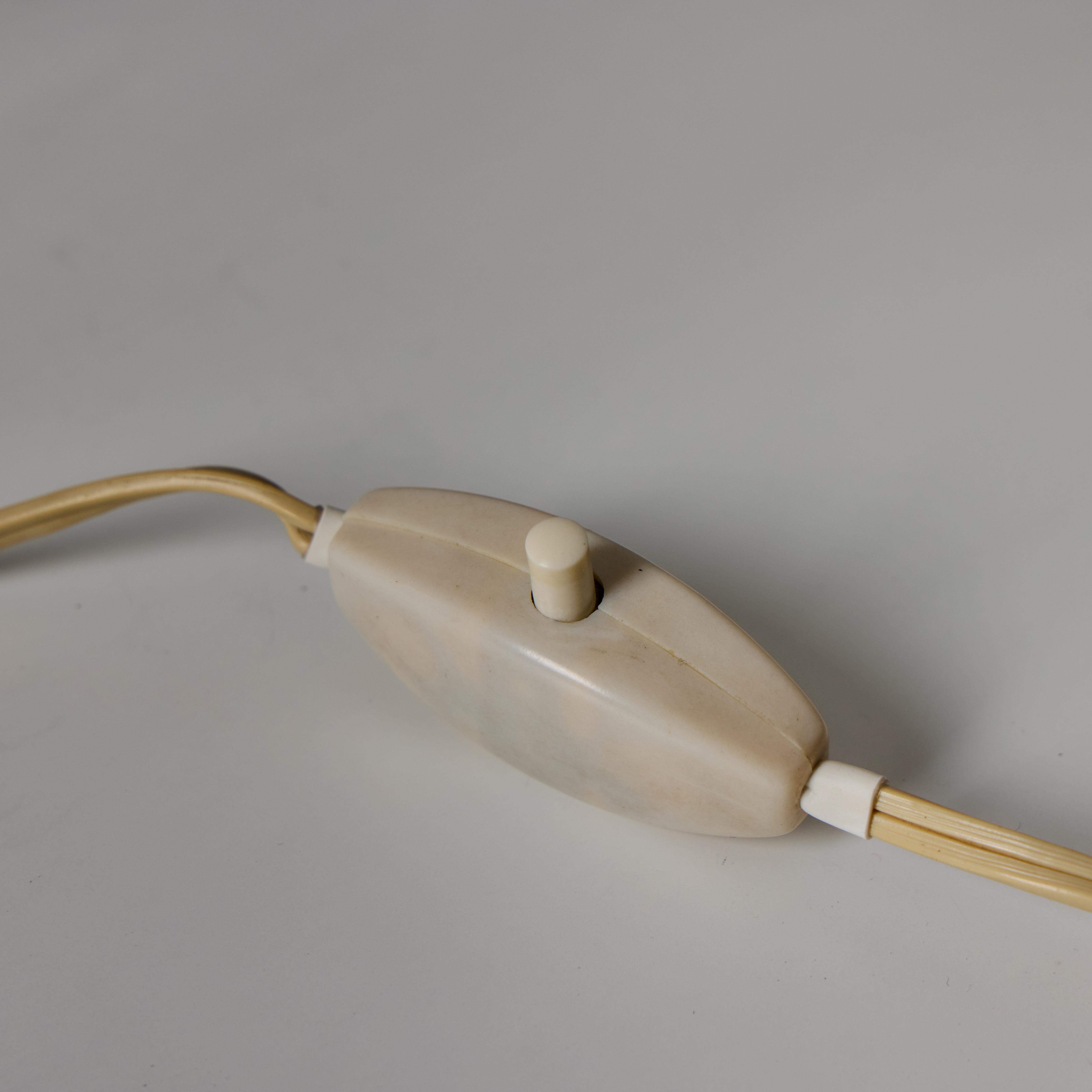 Rara lampada da tavolo a 3 paralumi multicolore di Angelo Ostuni del 1950 per O-Luce in vendita 6