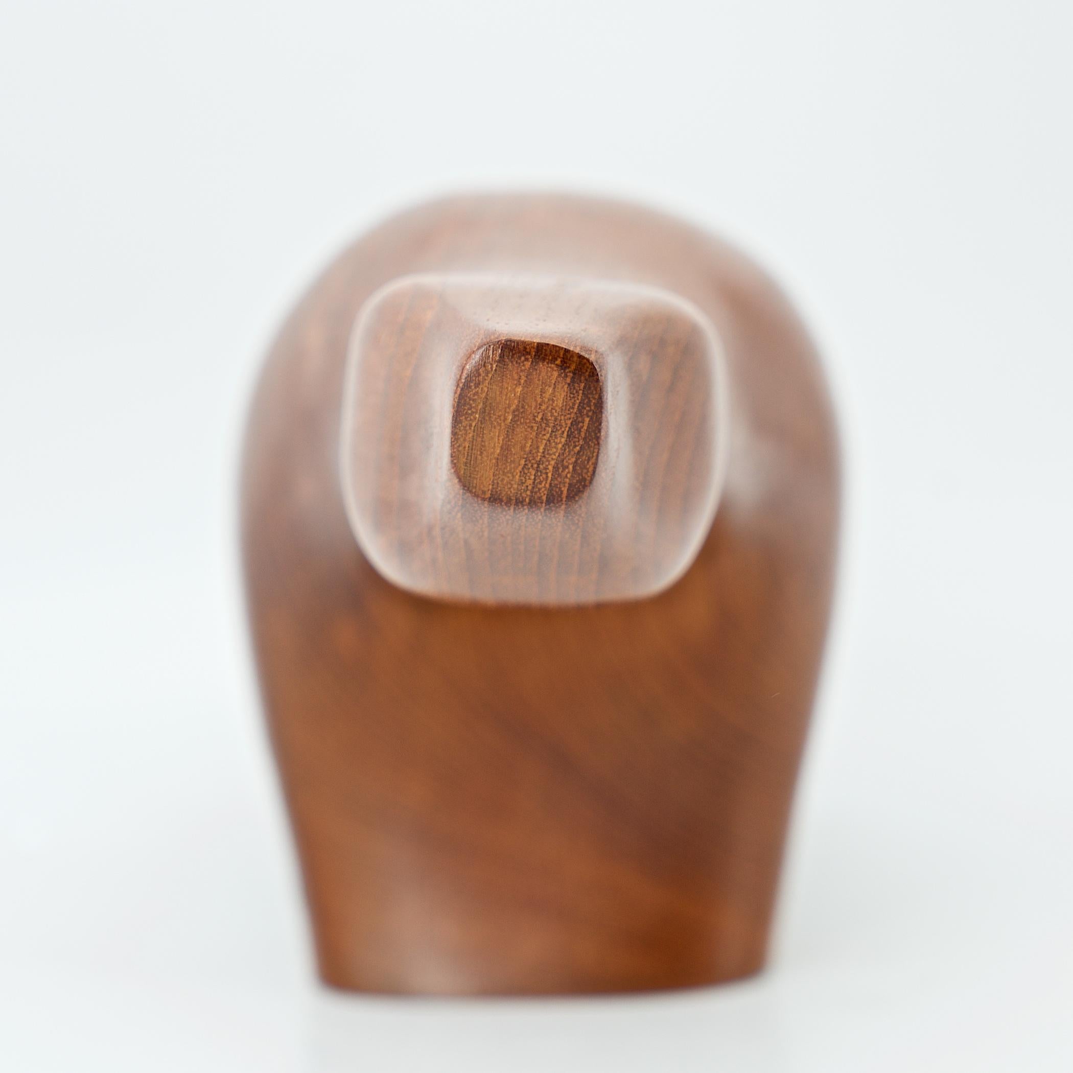 Norvegese Rara scultura di orso polare in teak dell'inizio degli anni '50 Arne Tjomsland Norway Mid-Century in vendita