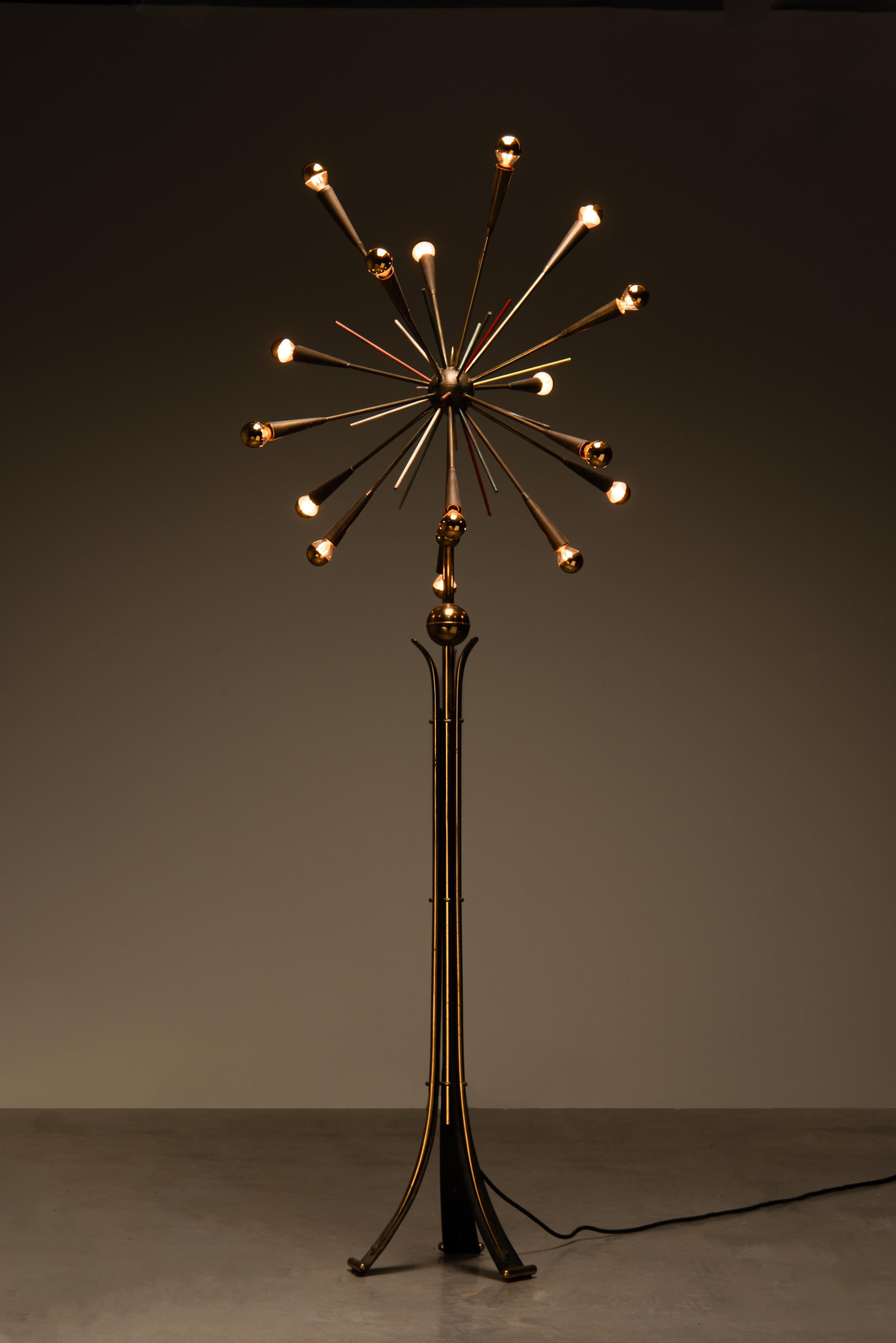 An extremely rare “Sputnik” floor lamp adjustable in height, attributed to Stilnovo and manufactured in Italy around 1950. This impressive piece is made of high quality brass in a beautiful patinated. The base consists of three black-lacquered flat