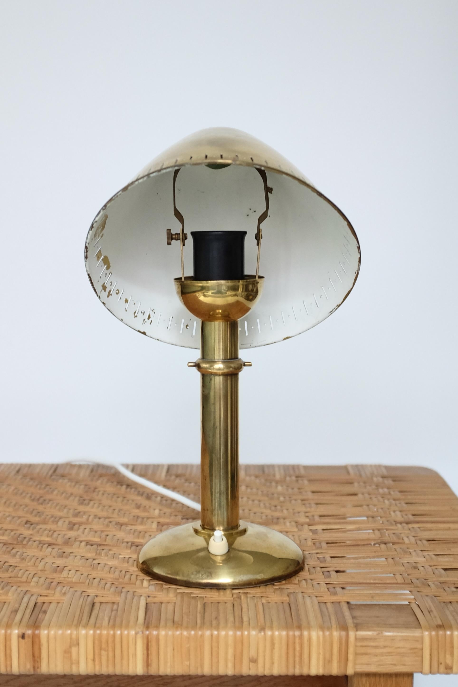 Rare Brass table lamp by Swedish light brand ASEA from the 1950's. Adjustable screen and in original condition. Age appropriate wear with small marks to the inner screen and brass. A beautiful piece perfect for desk or side table. 

Country: