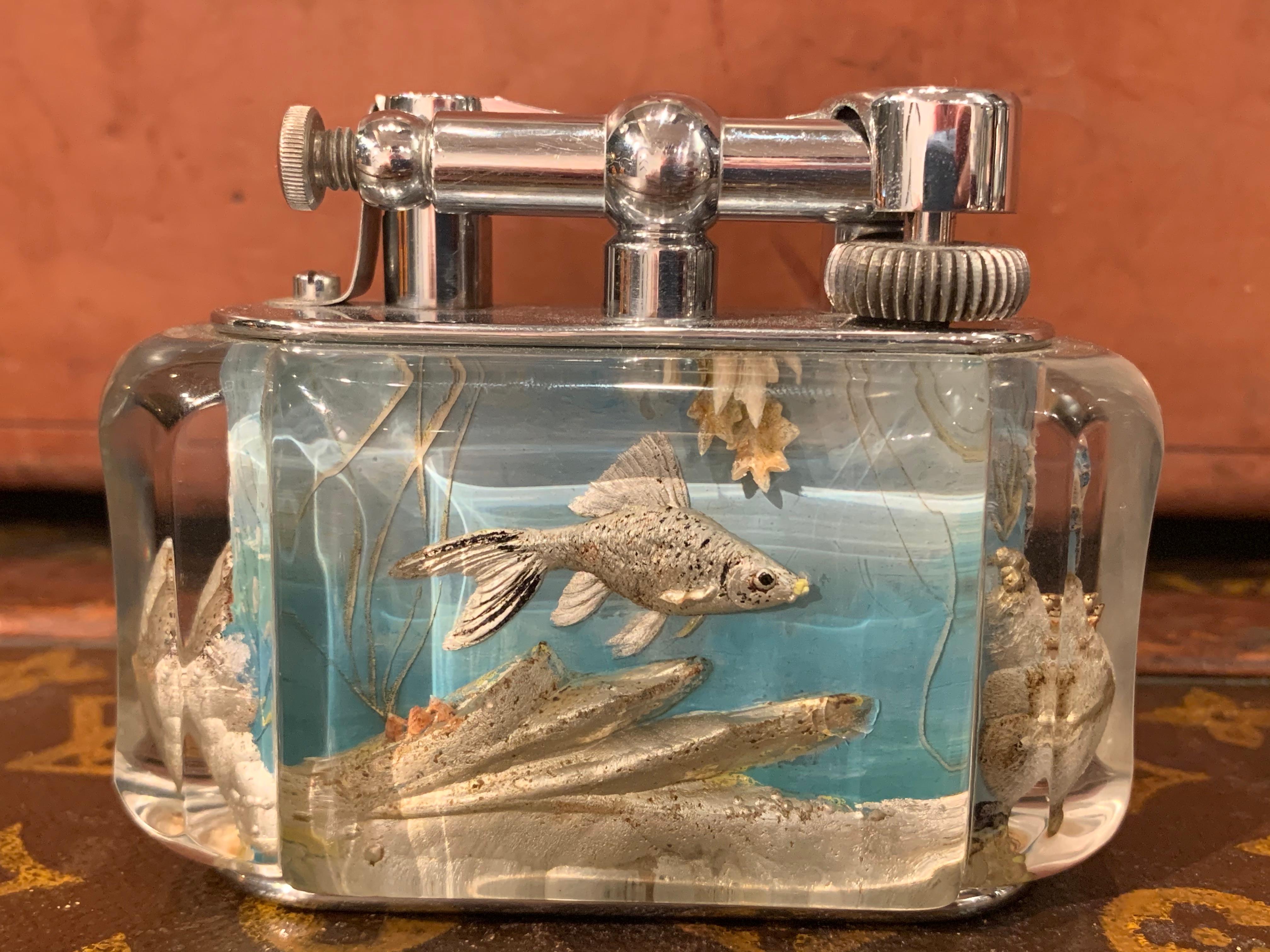 Un rare briquet de table Dunhill Aquarium demi-géant des années 1950 (fabriqué en Angleterre) avec un travail en métal argenté 
Chacun de ces briquets est très rare et unique car ils ont été sculptés et peints à la main et aucun ne se