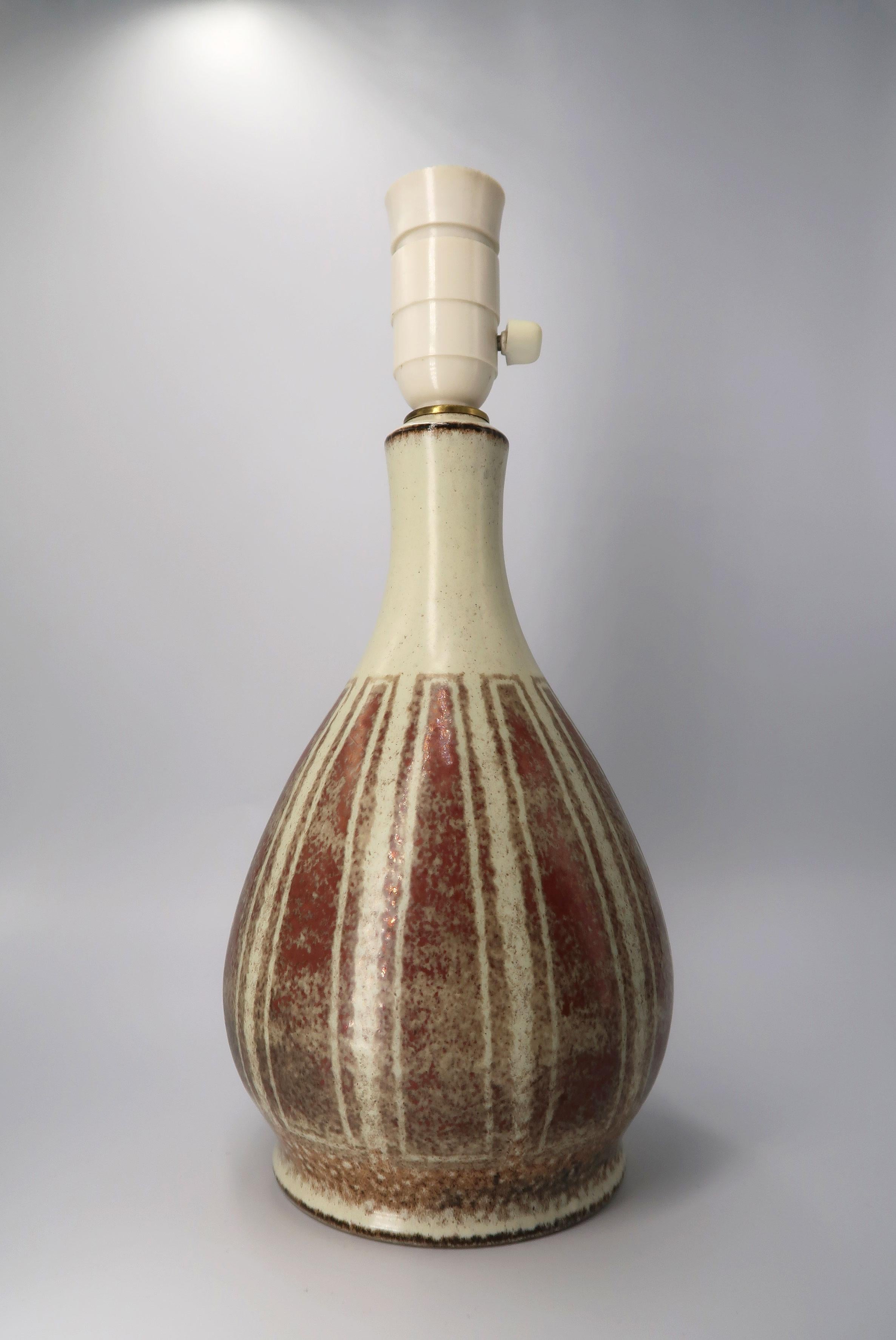 Danish modern piece with lined graphic pattern in warm colors. Handmade in the early 1950s by acclaimed Danish painter and ceramic artist Einar Johansen. Slender neck and round body with hand painted warm ivory, scarlet and brick red glaze in