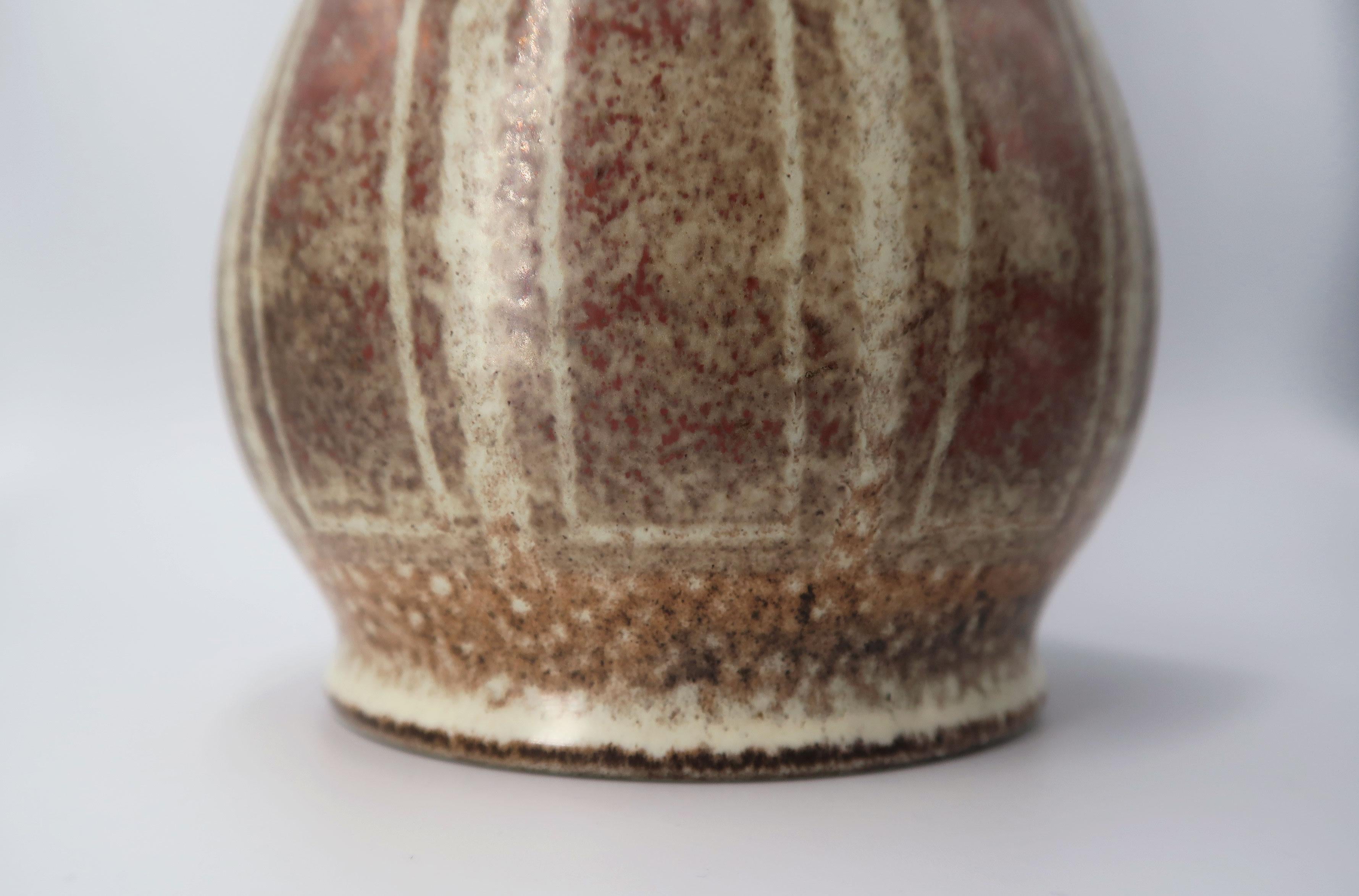 Lámpara de sobremesa de cerámica burdeos y blanco crema de los años 50, Johansen, Dinamarca en Bueno estado para la venta en Copenhagen, DK