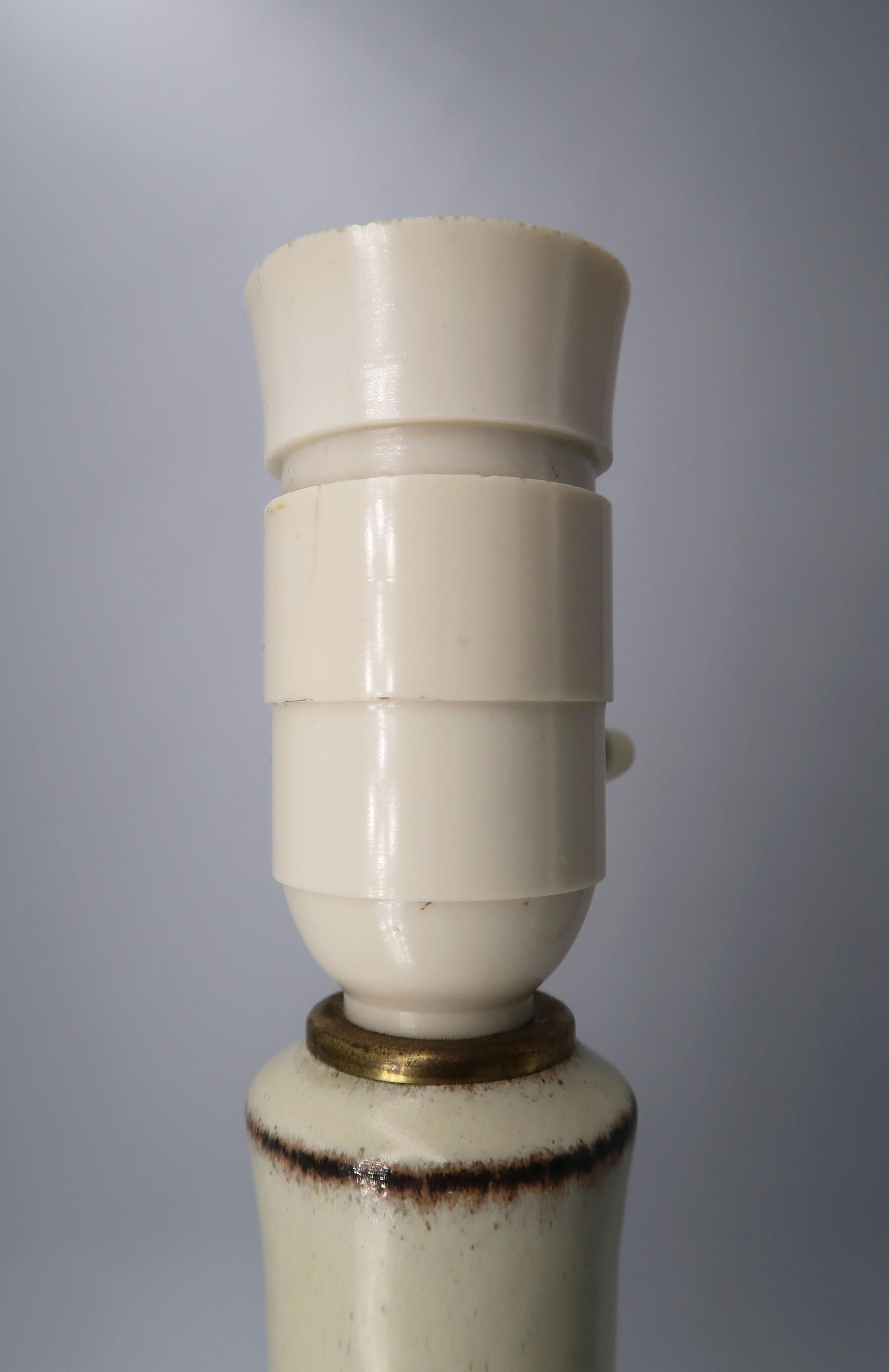 Lámpara de sobremesa de cerámica burdeos y blanco crema de los años 50, Johansen, Dinamarca siglo XX en venta