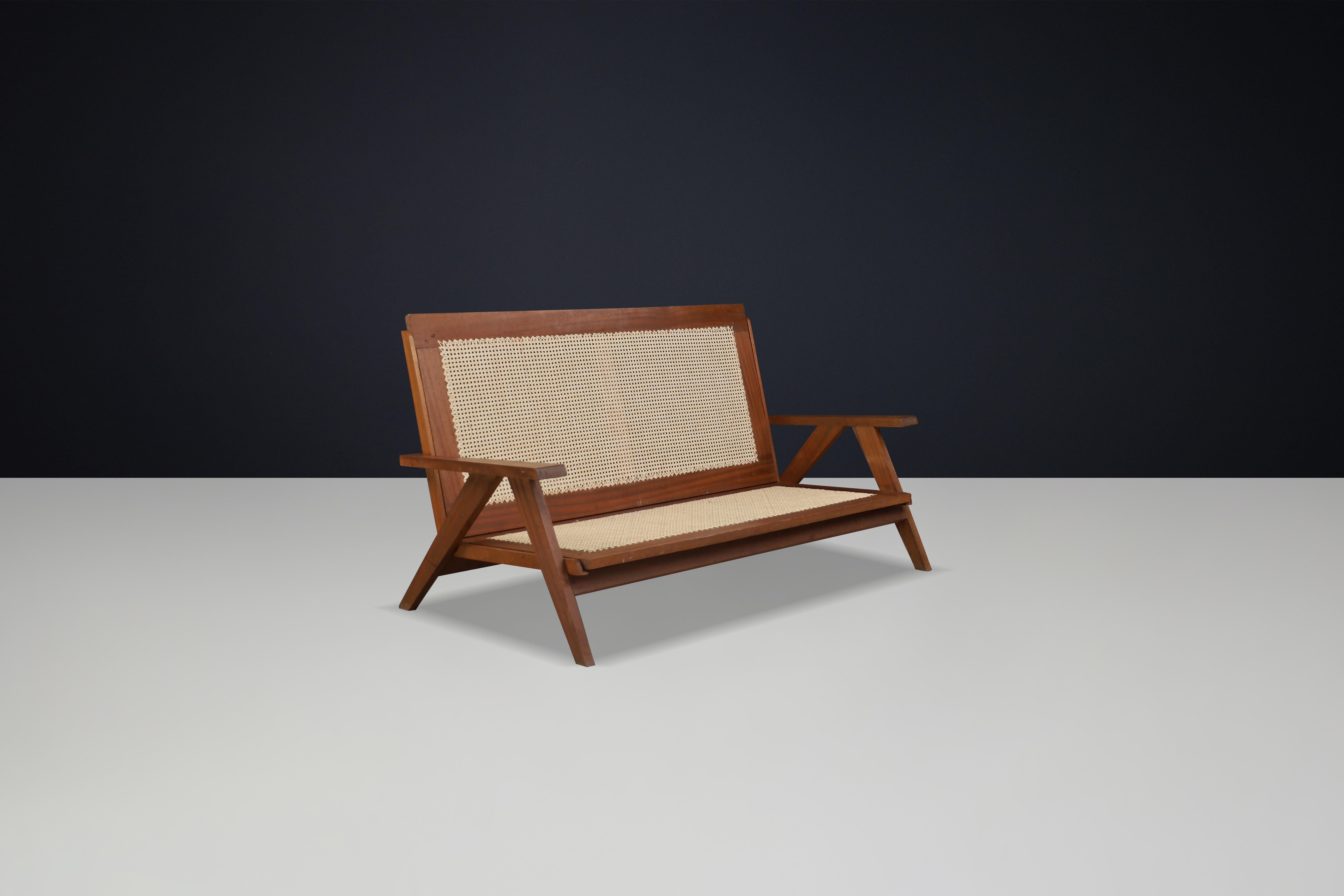 Mid-Century moderno Raro divano francese in teak e canne degli anni '50 - metà secolo moderno in vendita