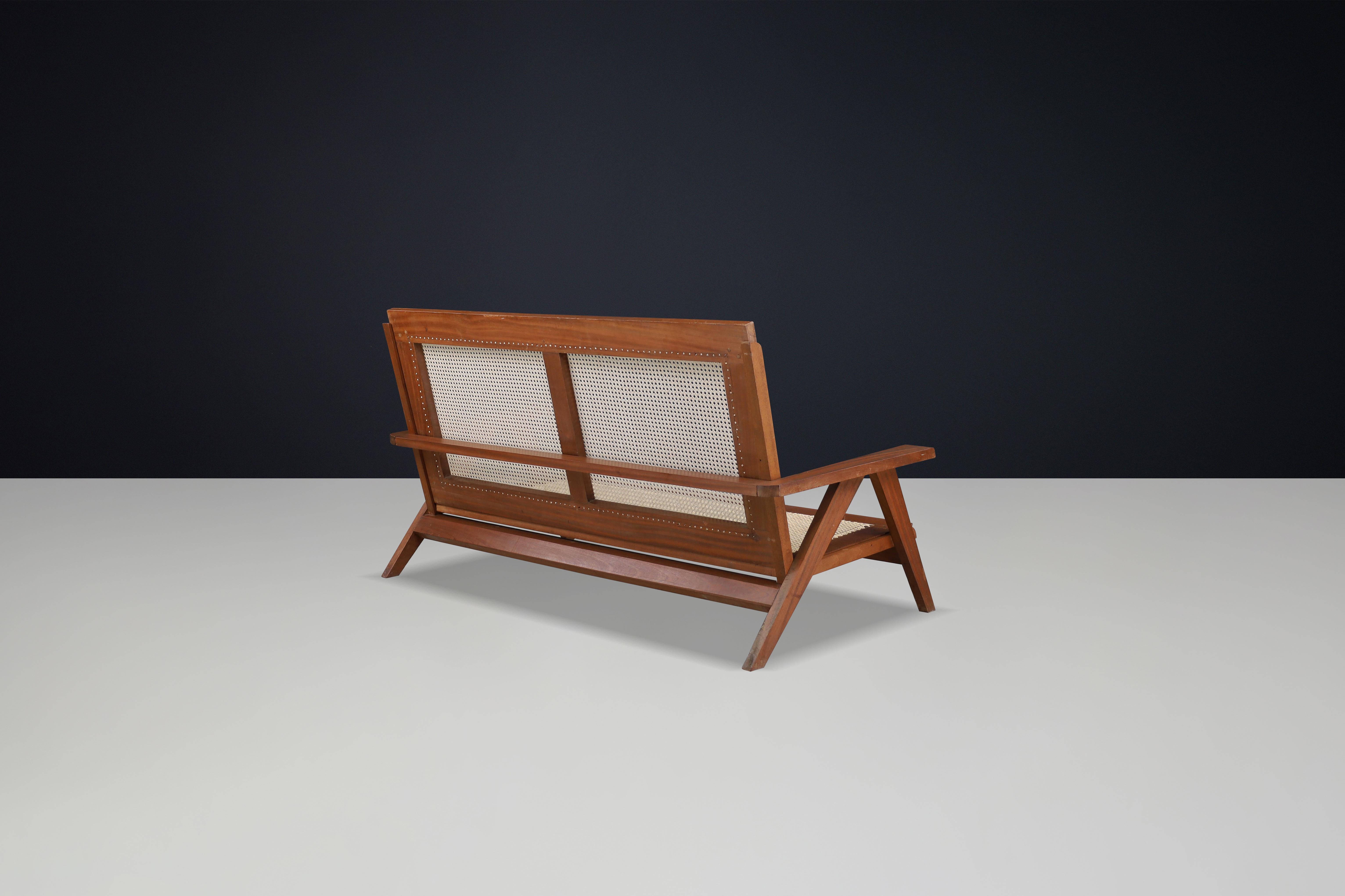 Francese Raro divano francese in teak e canne degli anni '50 - metà secolo moderno in vendita