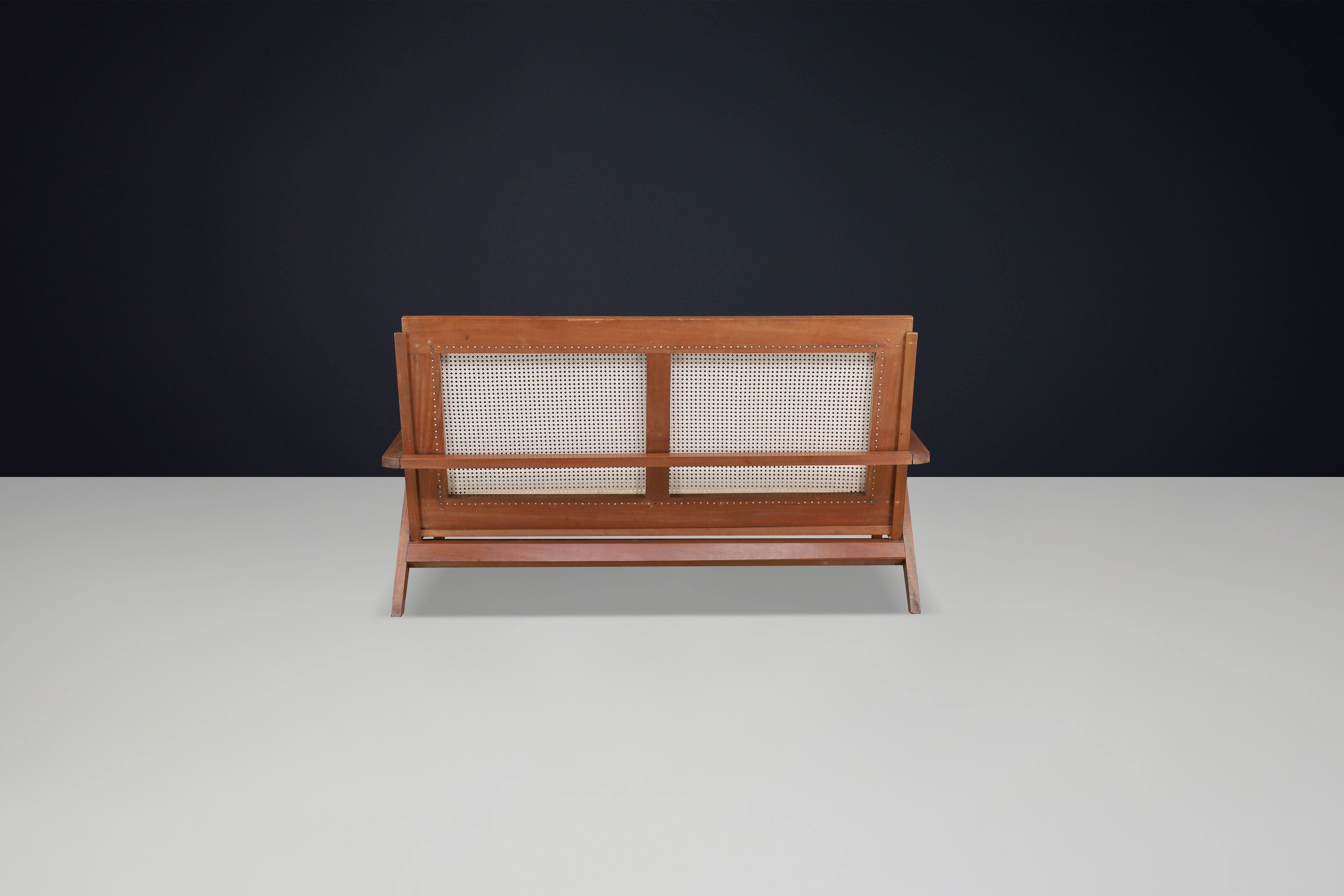 Raro divano francese in teak e canne degli anni '50 - metà secolo moderno In condizioni buone in vendita a Almelo, NL