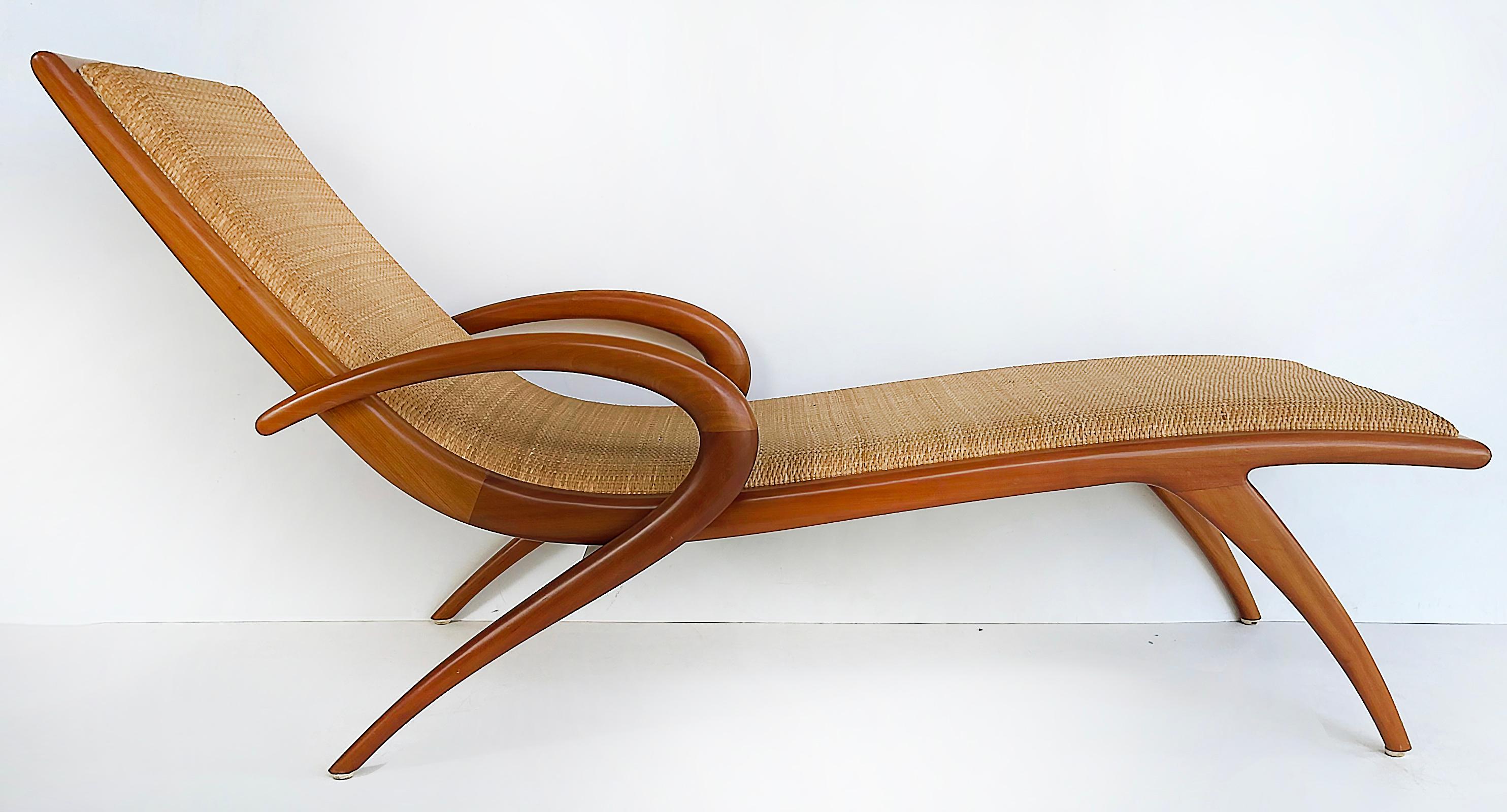 Rara Chaise Longue John Graz de los años 50, rafia tejida insertada

Se ofrece a la venta una rara chaise longue atribuida al diseñador de origen suizo John Louis Graz (1891 - 1980). Graz se trasladó a Brasil, donde se convirtió en uno de los