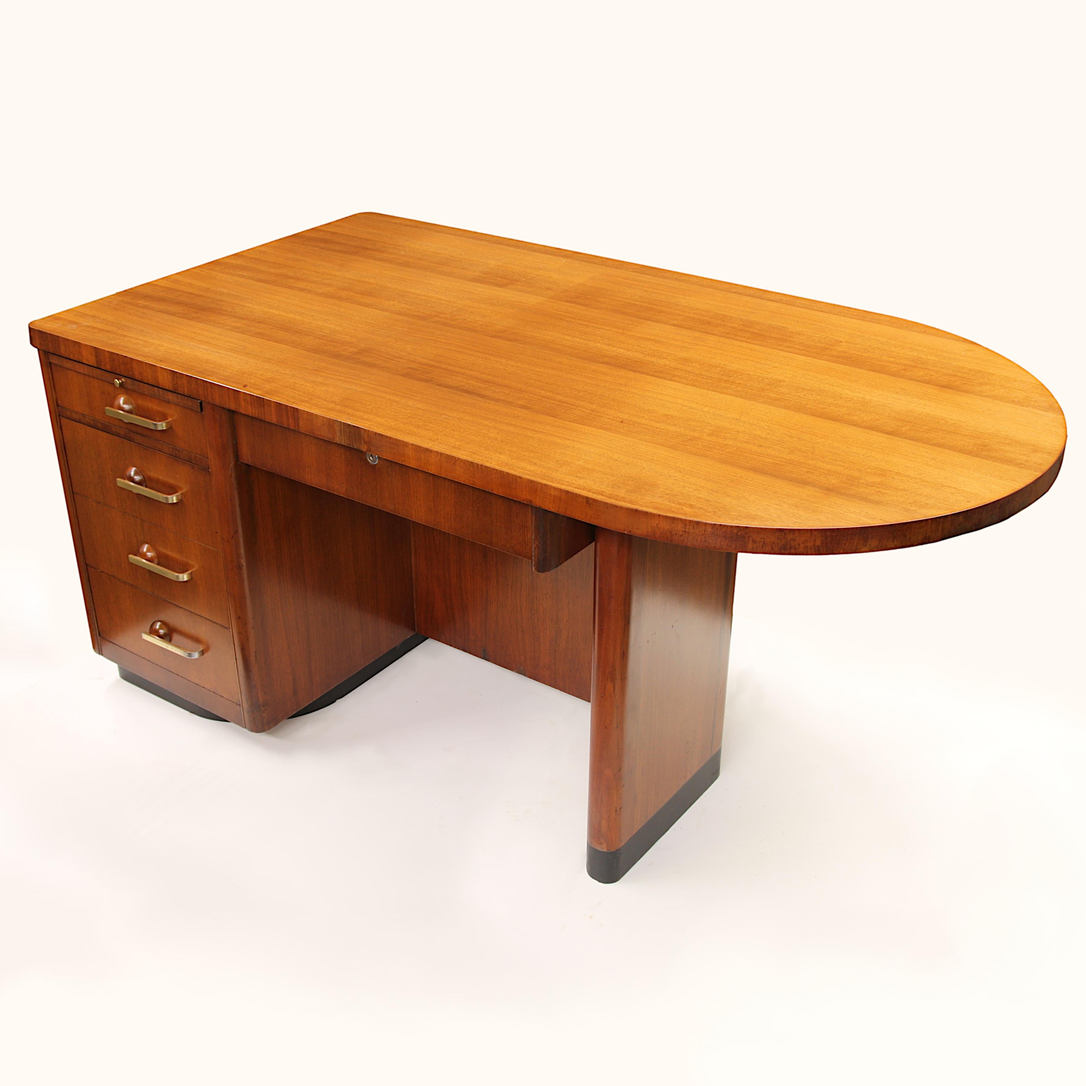 Stunning 1950s desk by the Shelbyville Desk Company of Indiana. Desk features a 66